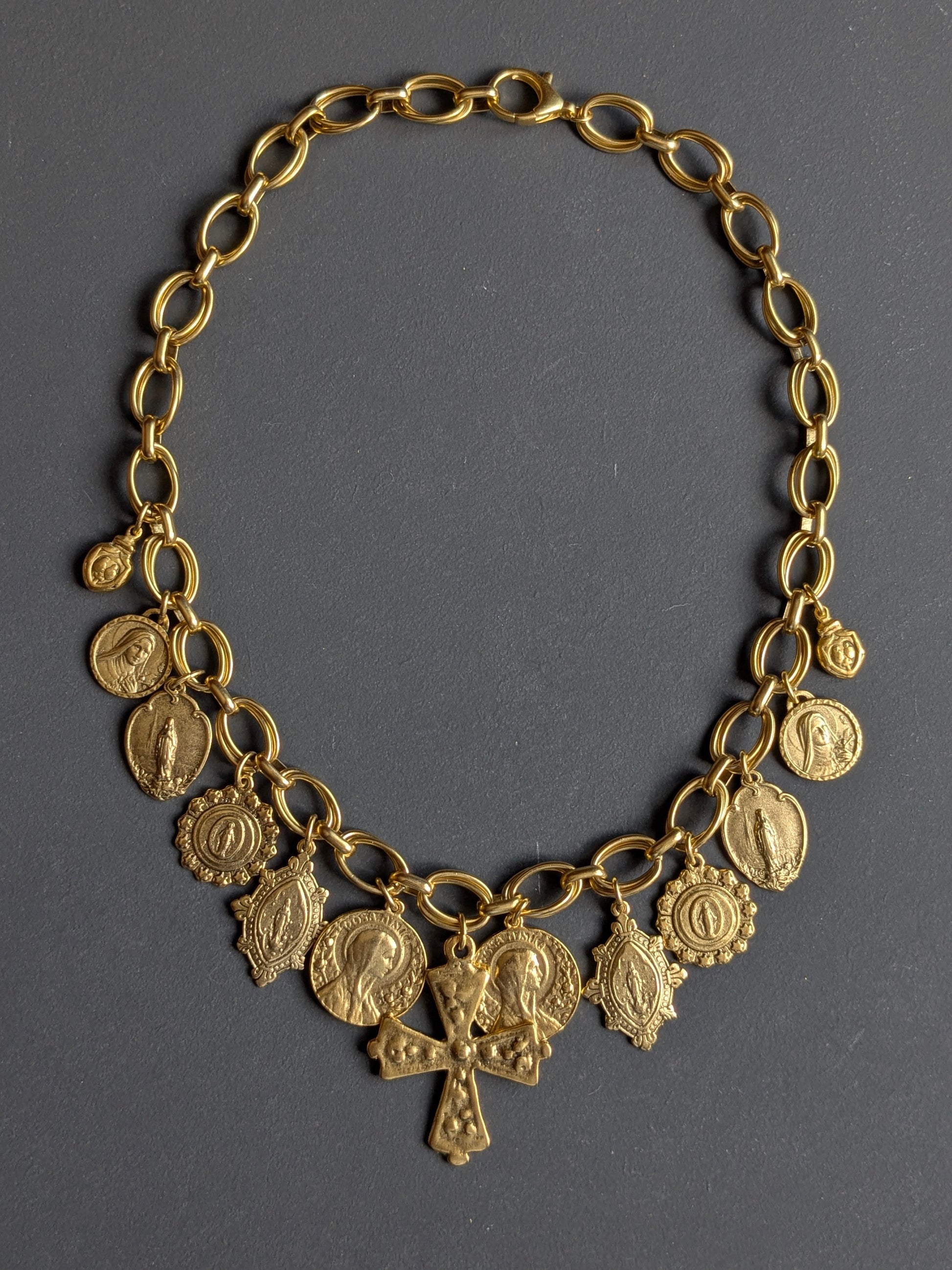 Collier Croce porté, création artisanale Mudra pièce unique.
