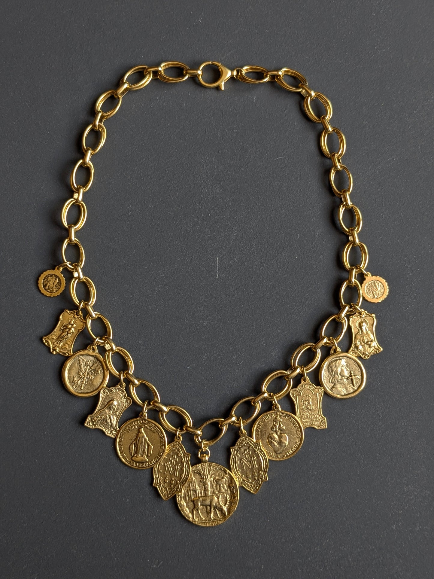 Collier Fortis, accumulation chunky et baroque de médailles religieuses, pièce unique Mudra.