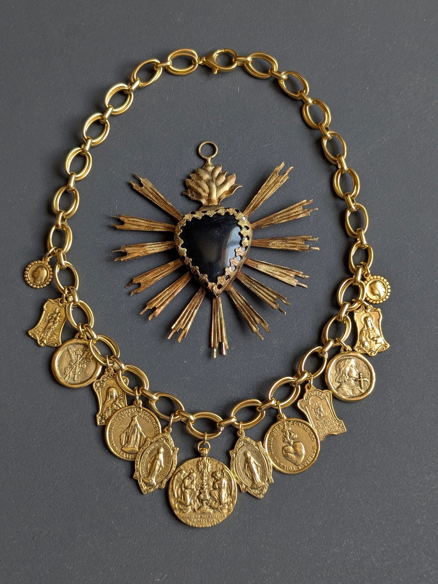 Collier Fortis par Mudra, Jeanne d'Arc et Sainte Thérèse réversibles, treize médailles en laiton plaqué or 12kt.