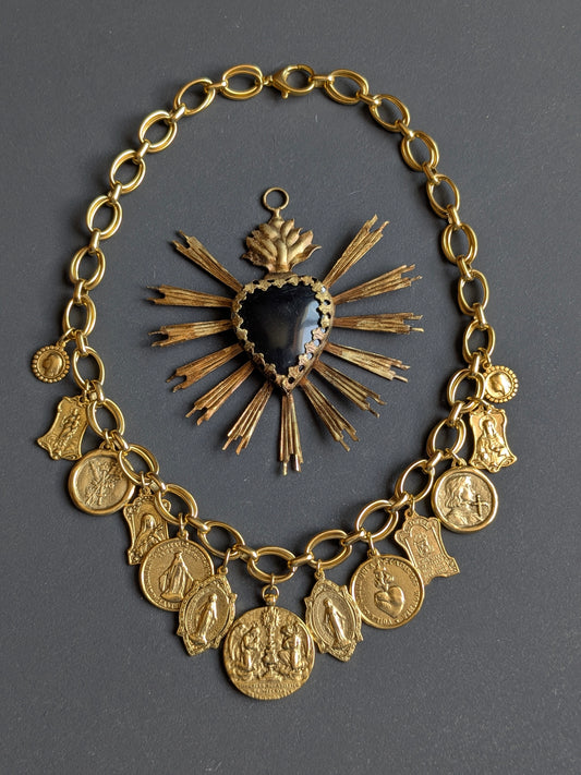Collier Fortis par Mudra, Jeanne d'Arc et Sainte Thérèse réversibles, treize médailles en laiton plaqué or 12kt.