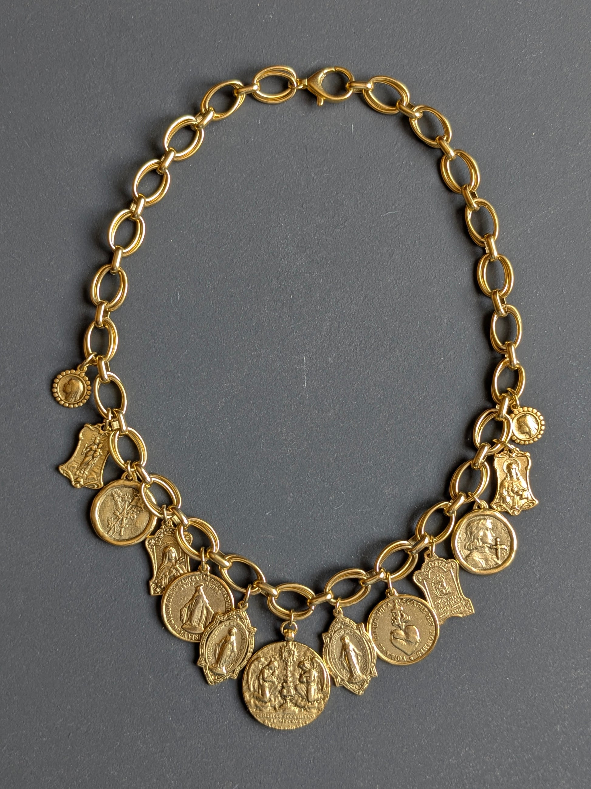 Collier Fortis porté, création artisanale Mudra en laiton plaqué or 12kt.