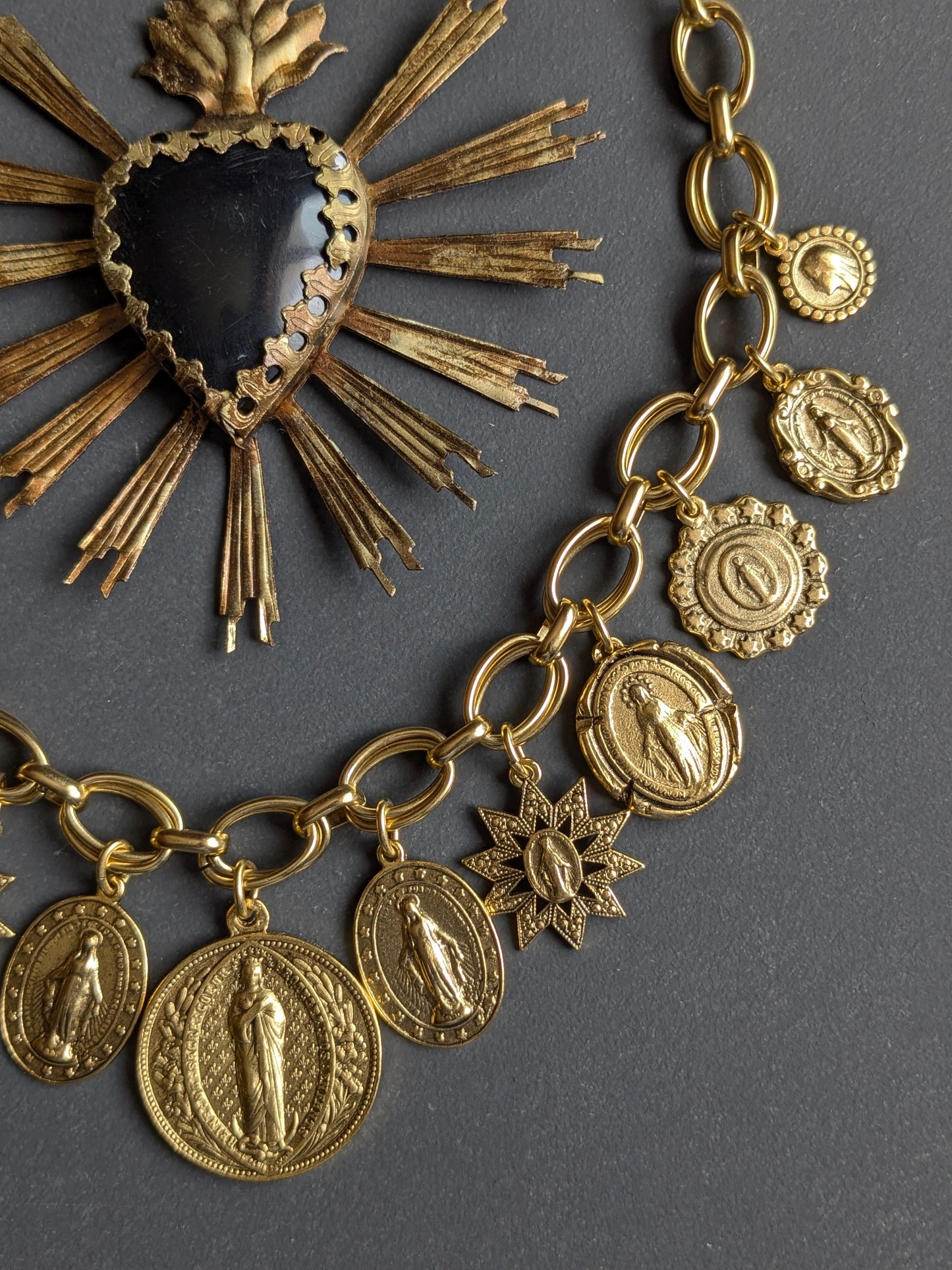 Verso fleur de lys du médaillon XL, collier Lilium, collection Oh My God.