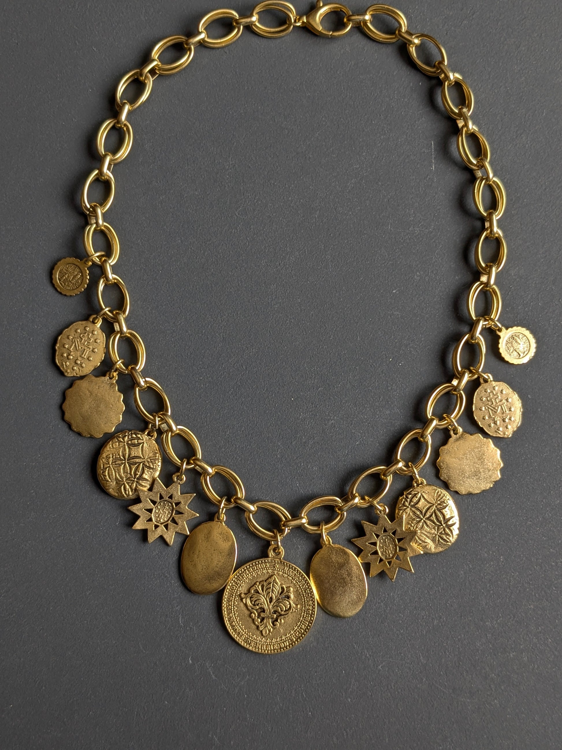 Collier Lilium, onze Médailles Miraculeuses en laiton plaqué or 12kt, pièce unique Mudra.