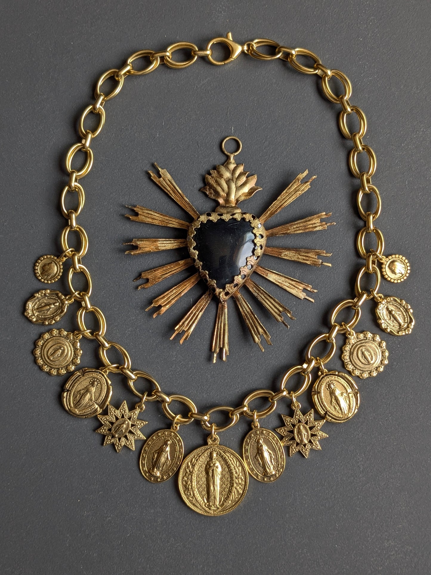 Collier Lilium par Mudra, médaillon Vierge Miraculeuse réversible fleur de lys, pièce unique en laiton plaqué or.