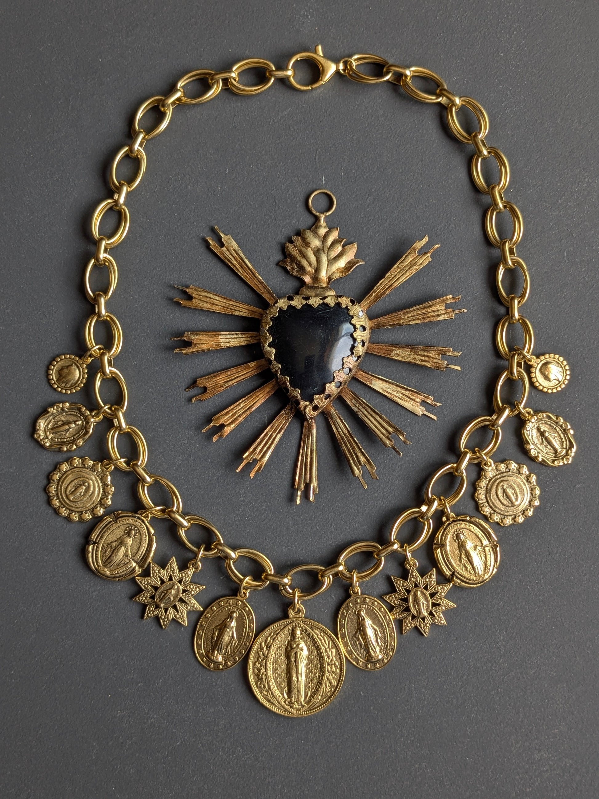 Collier Lilium par Mudra, médaillon Vierge Miraculeuse réversible fleur de lys, pièce unique en laiton plaqué or.