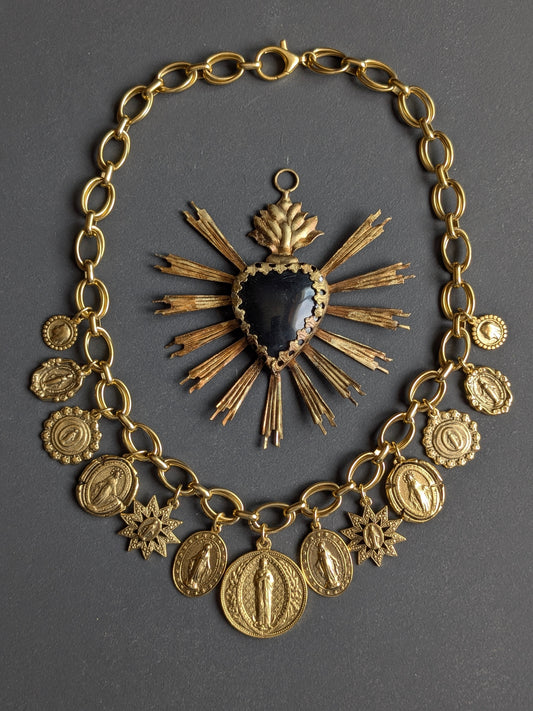 Collier Lilium par Mudra, médaillon Vierge Miraculeuse réversible fleur de lys, pièce unique en laiton plaqué or.