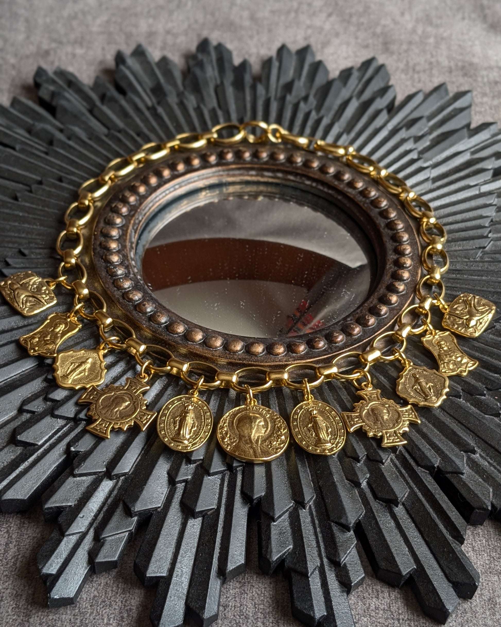 Collier Majesté – Bijou solaire avec accumulation de 11 médailles et chaîne imposante