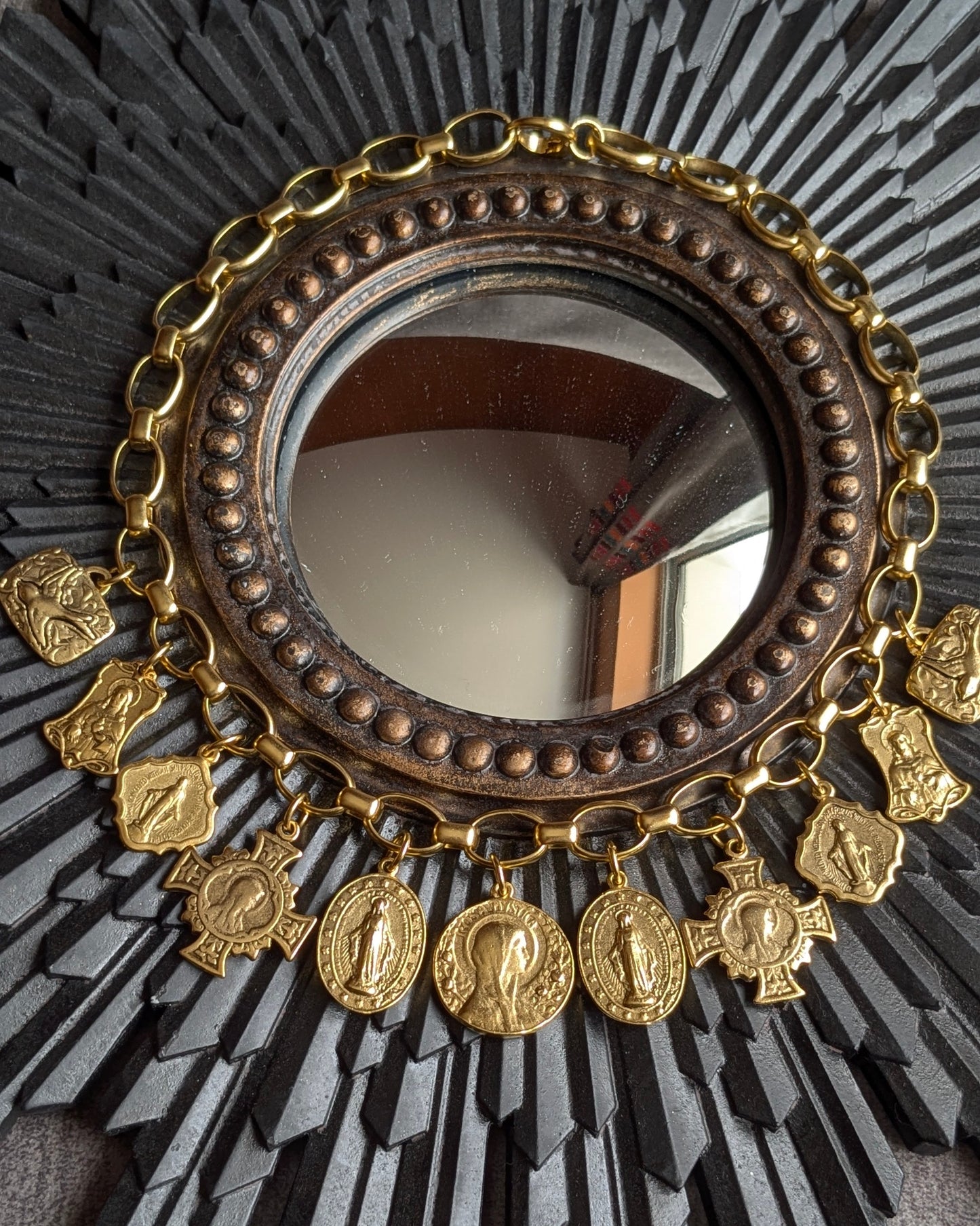 Collier Majesté Mudra – Chaîne volumineuse de 46 cm avec 11 médailles anciennes en laiton et étain plaqué or