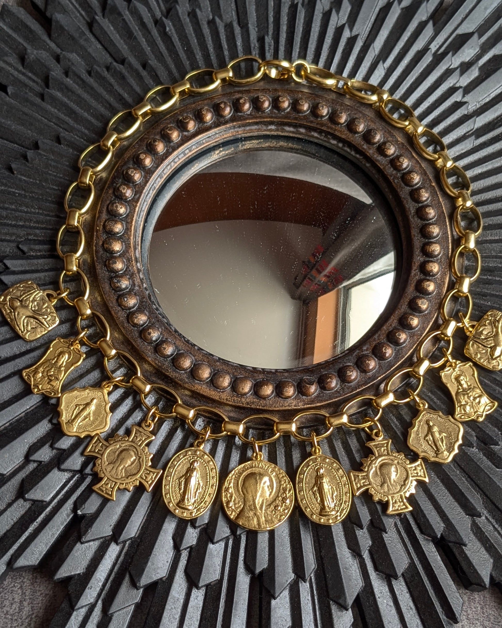 Collier Majesté Mudra – Chaîne volumineuse de 46 cm avec 11 médailles anciennes en laiton et étain plaqué or