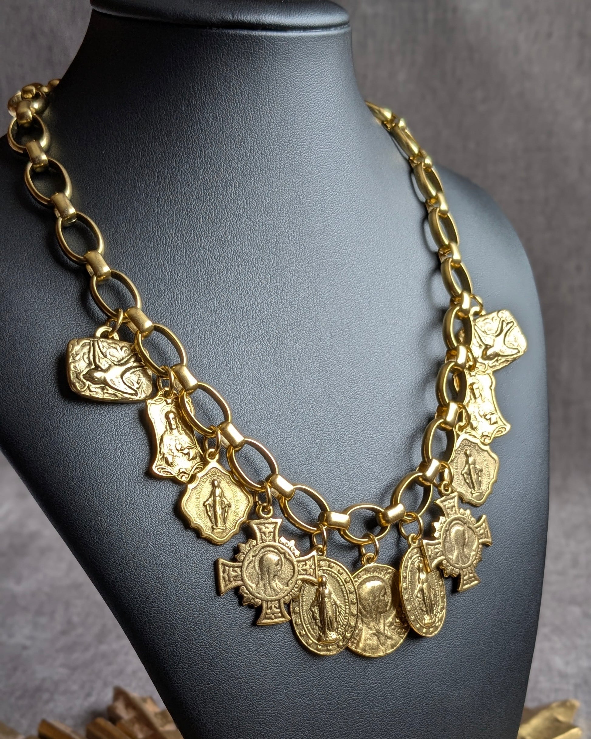 Collier Majesté – Bijou solaire avec accumulation de médailles catholiques anciennes et chaîne imposante