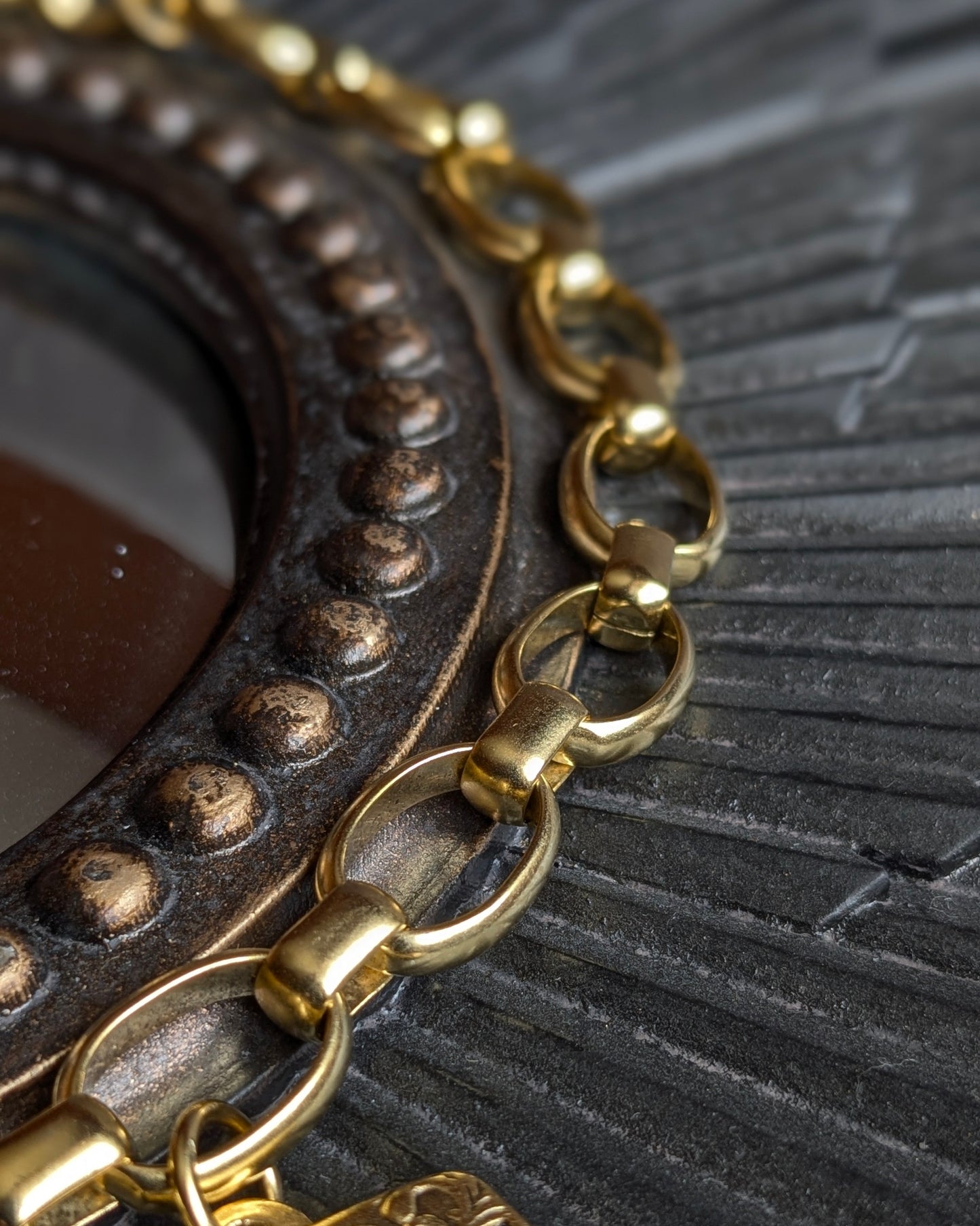 Collier graphique Majesté – Talisman à 11 médailles catholiques suspendues sur chaîne chunky massive