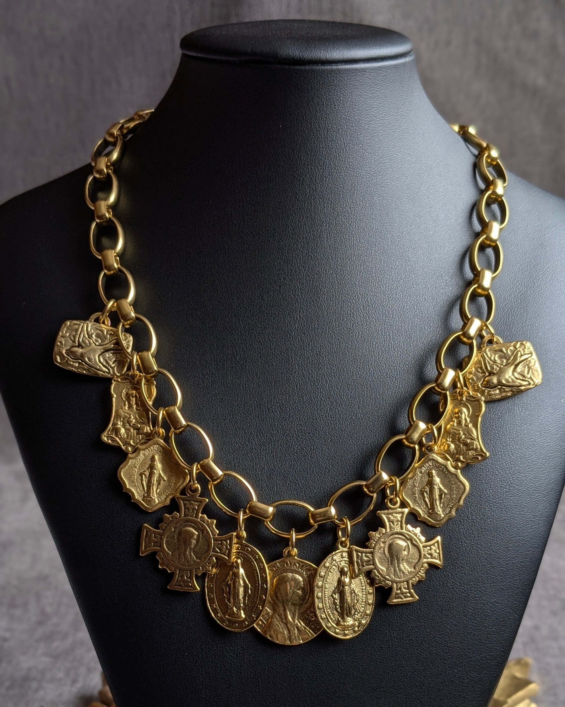 Bijou Majesté Mudra – Collier de caractère à 11 médailles catholiques anciennes et chaîne chunky pour un style affirmé