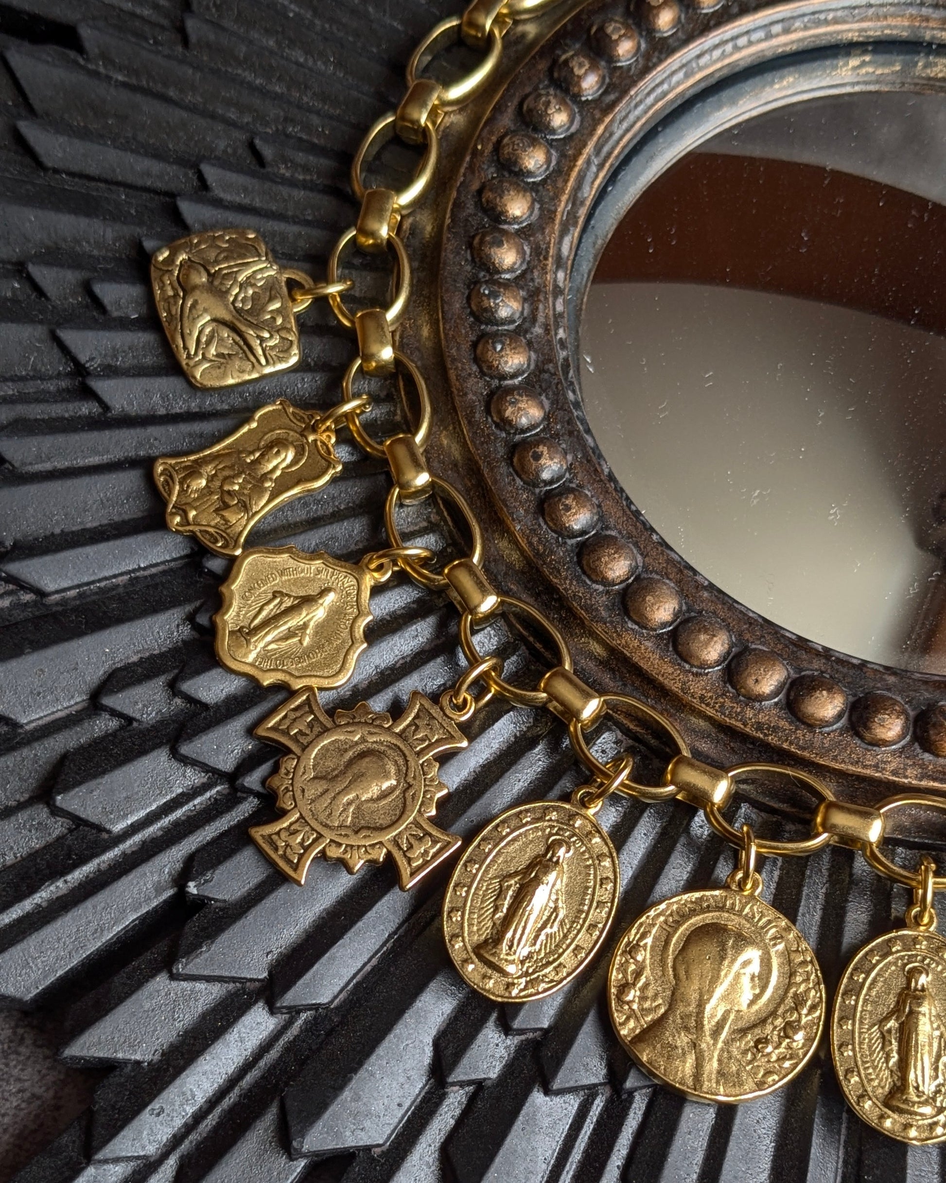 Collier à talismans Majesté – Chaîne volumineuse alternant maillons massifs et légers, médailles anciennes