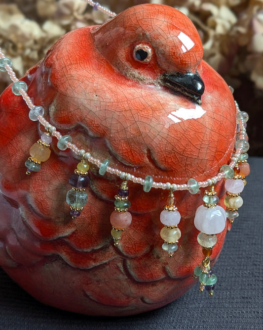 Collier Harivya 50 cm en perles japonaises Miyuki et Toho, avec breloques en quartz rose, fluorite verte et jaune, cornaline, améthyste et opale jaune, pièce unique artisanale bohème chic.