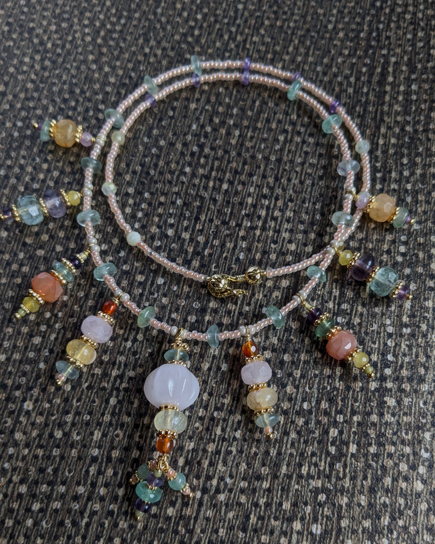 Collier Harivya (50 cm) présentant une symétrie de pierres fines sur trame de rocailles Miyuki et Toho.