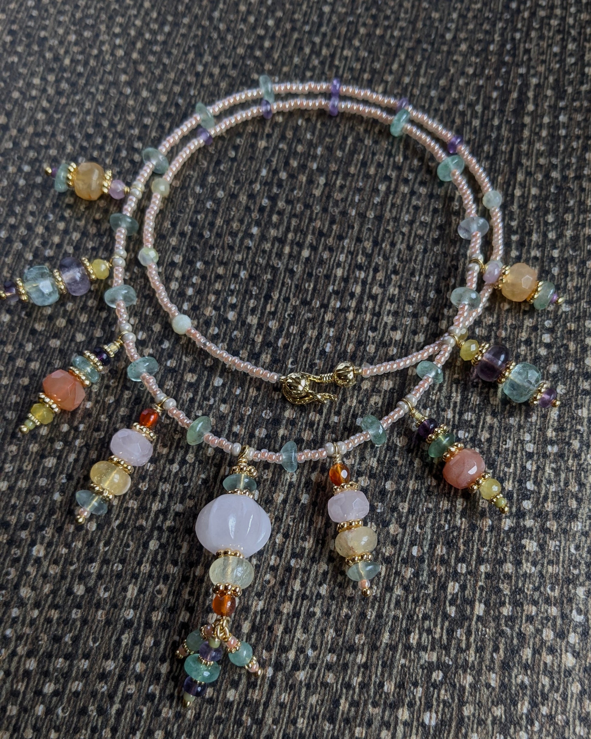 Collier Harivya (50 cm) présentant une symétrie de pierres fines sur trame de rocailles Miyuki et Toho.
