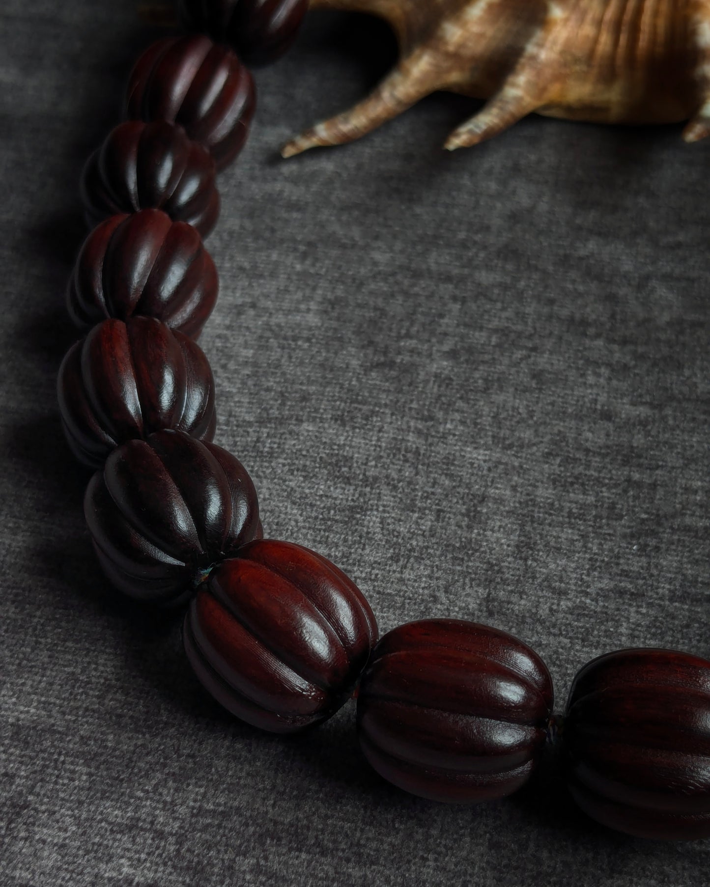 Focus sur le travail de nouage à la main entre les perles de 22 mm