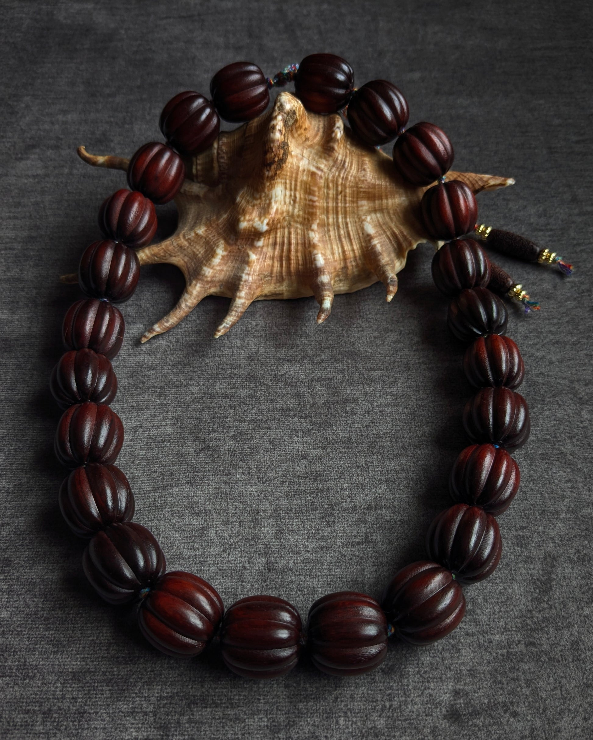 Détail du relief graphique et des veines naturelles du bois