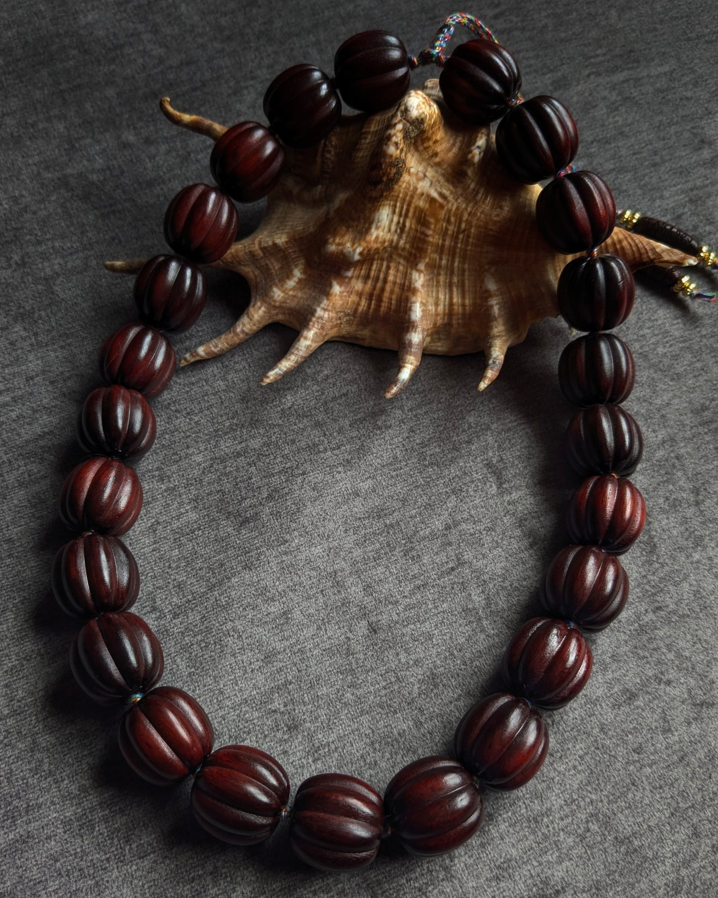 Collier Lassa en perles généreuses de bois de rose sculpté