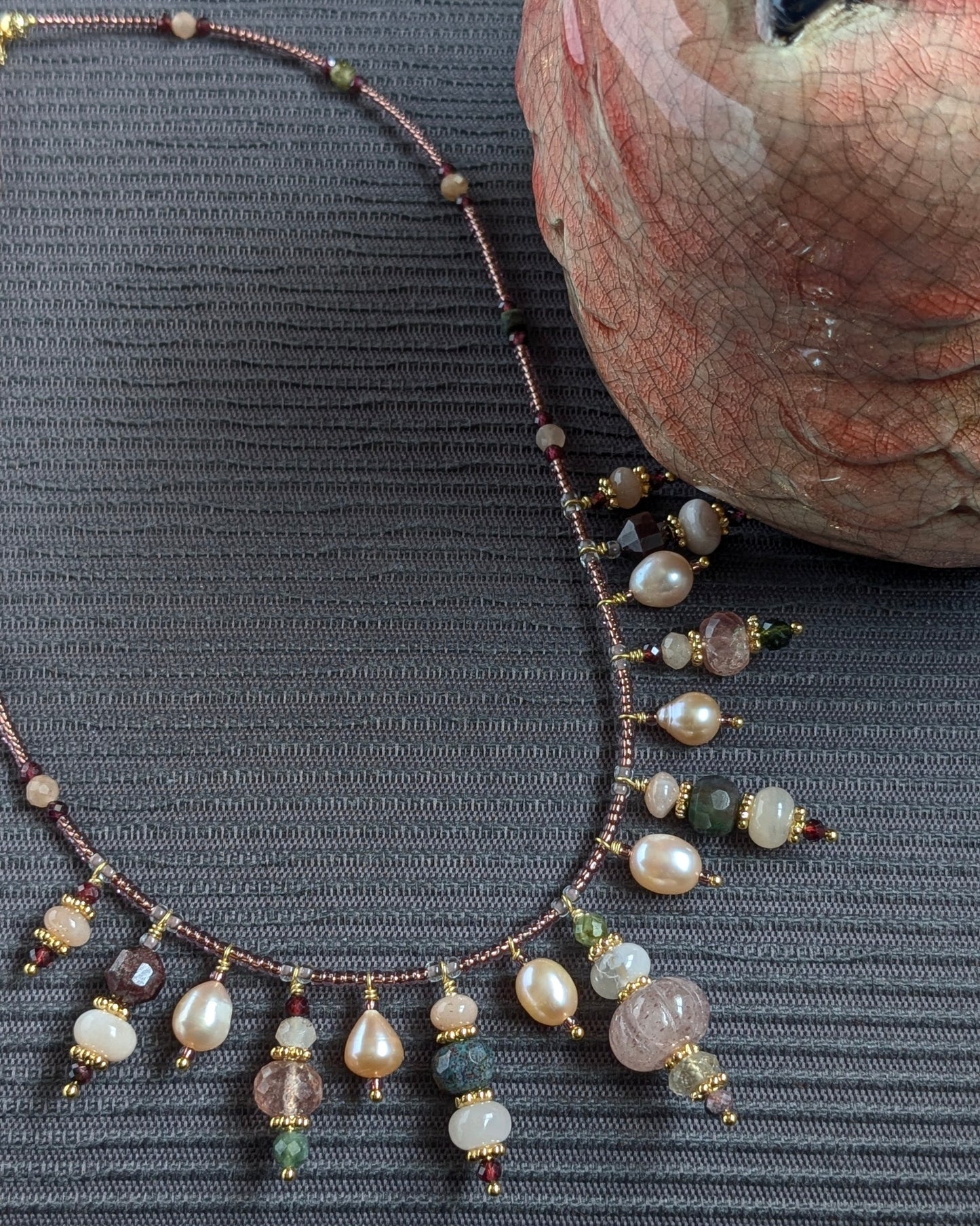 Collier MUDRA en rocailles japonaises avec breloques en quartz fraise sculpté, perles d’eau douce, pierre de lune pêche, agate indienne verte, agate sakura, grenat, tourmaline verte et quartz rutile doré