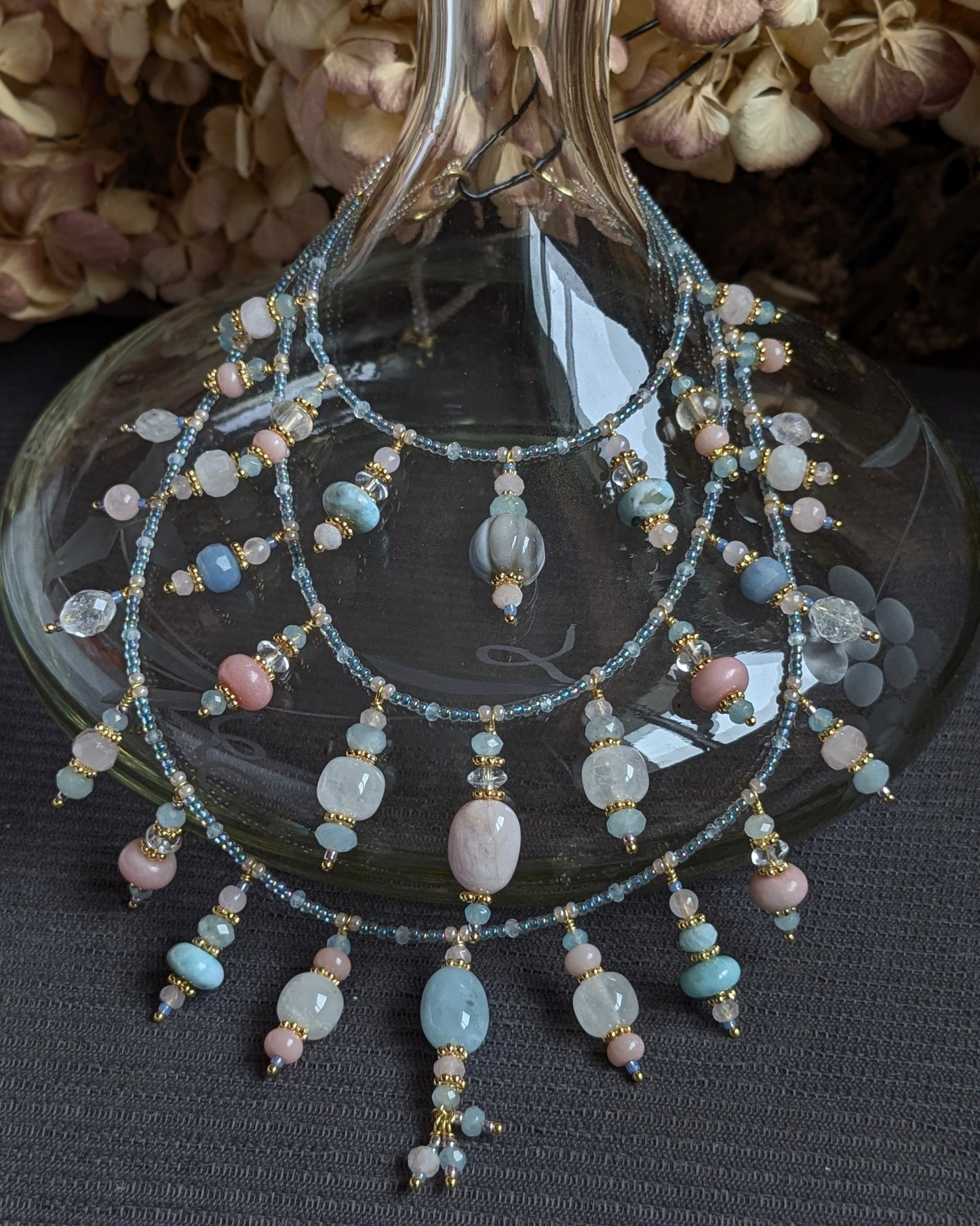 Collier triple Pravisha en cascade de pierres fines bleues et quartz rose.