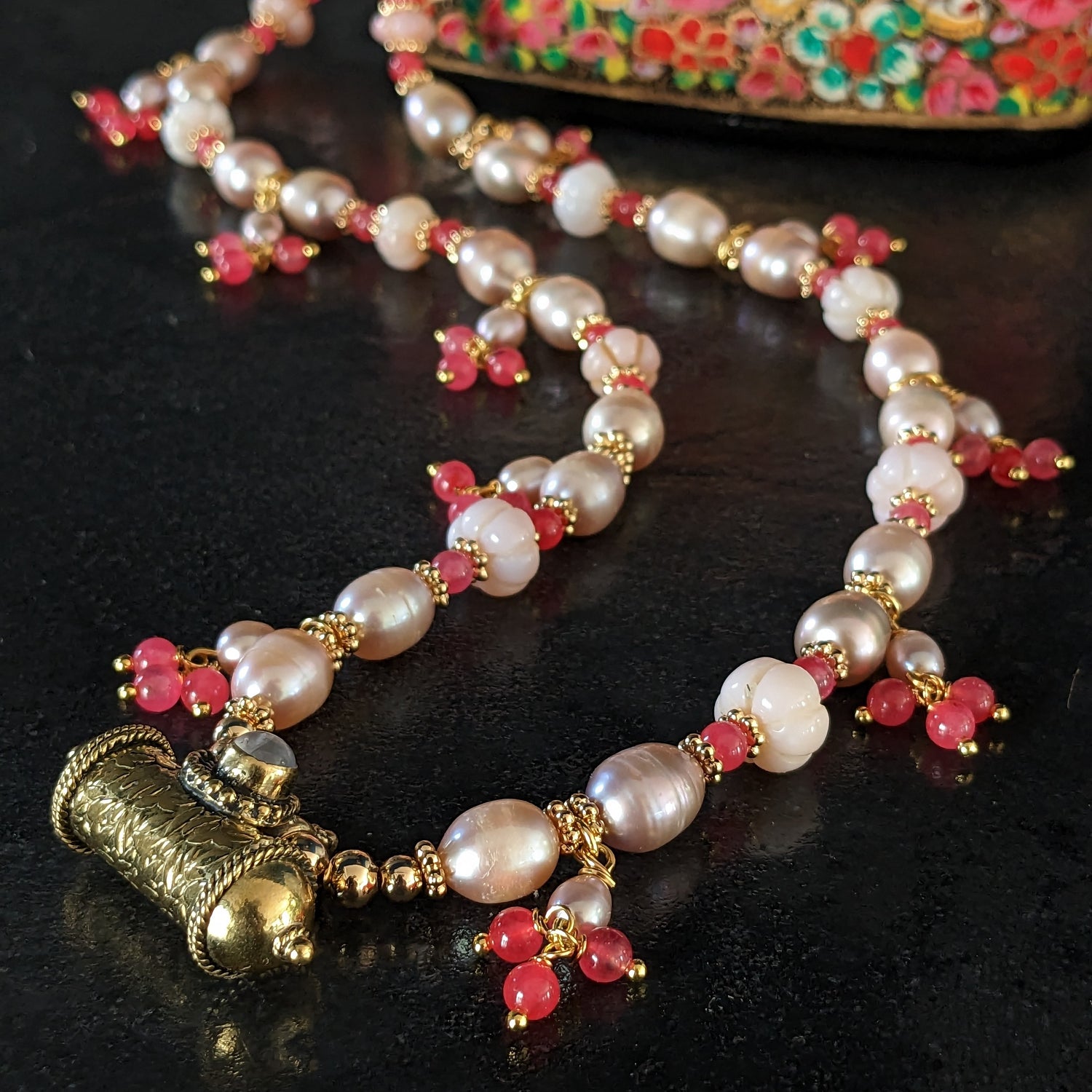 Collier en perles d'eau douces et opales roses