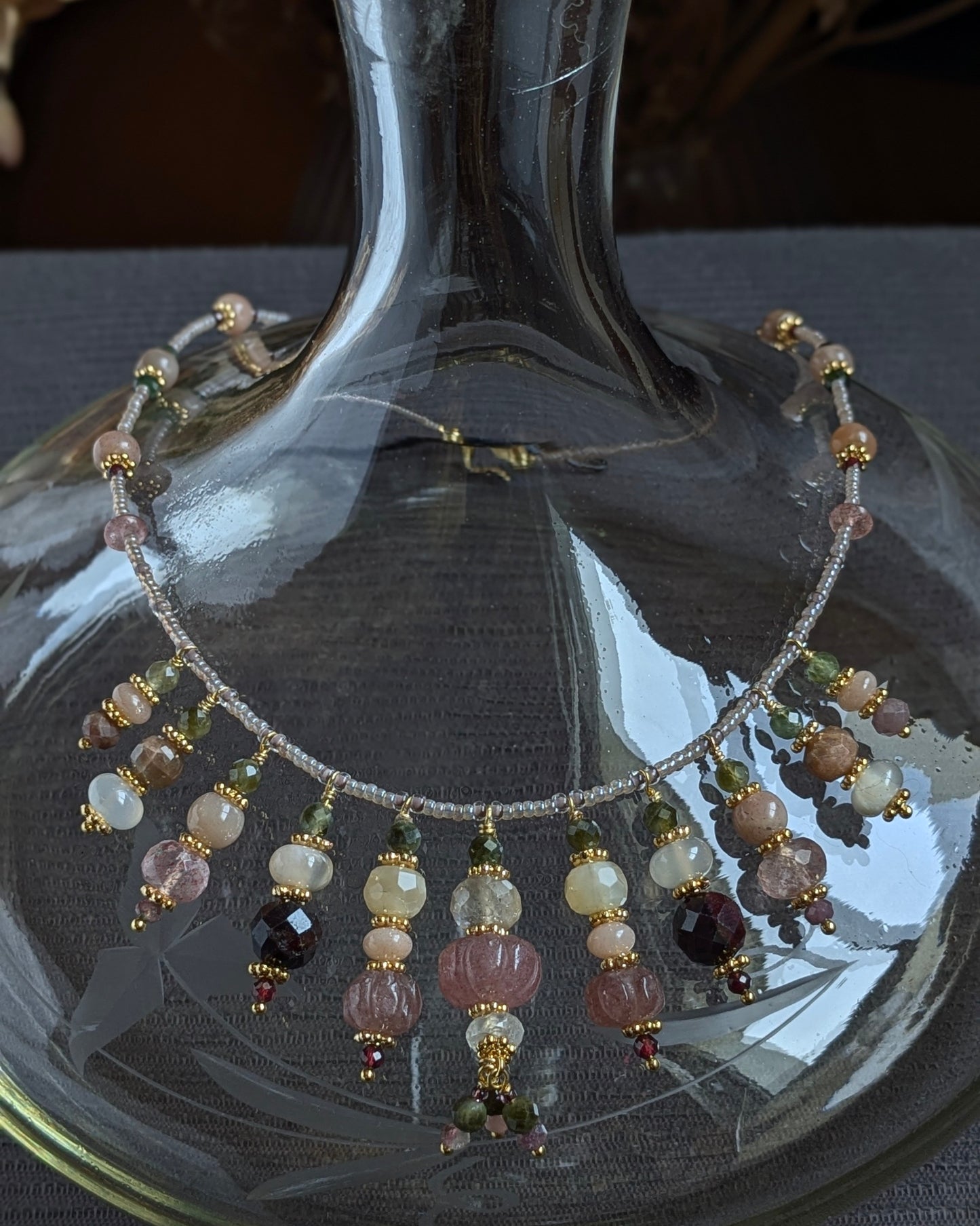 Ras de cou Kaivani de 45 cm avec breloques en pierres naturelles et rocailles japonaises.