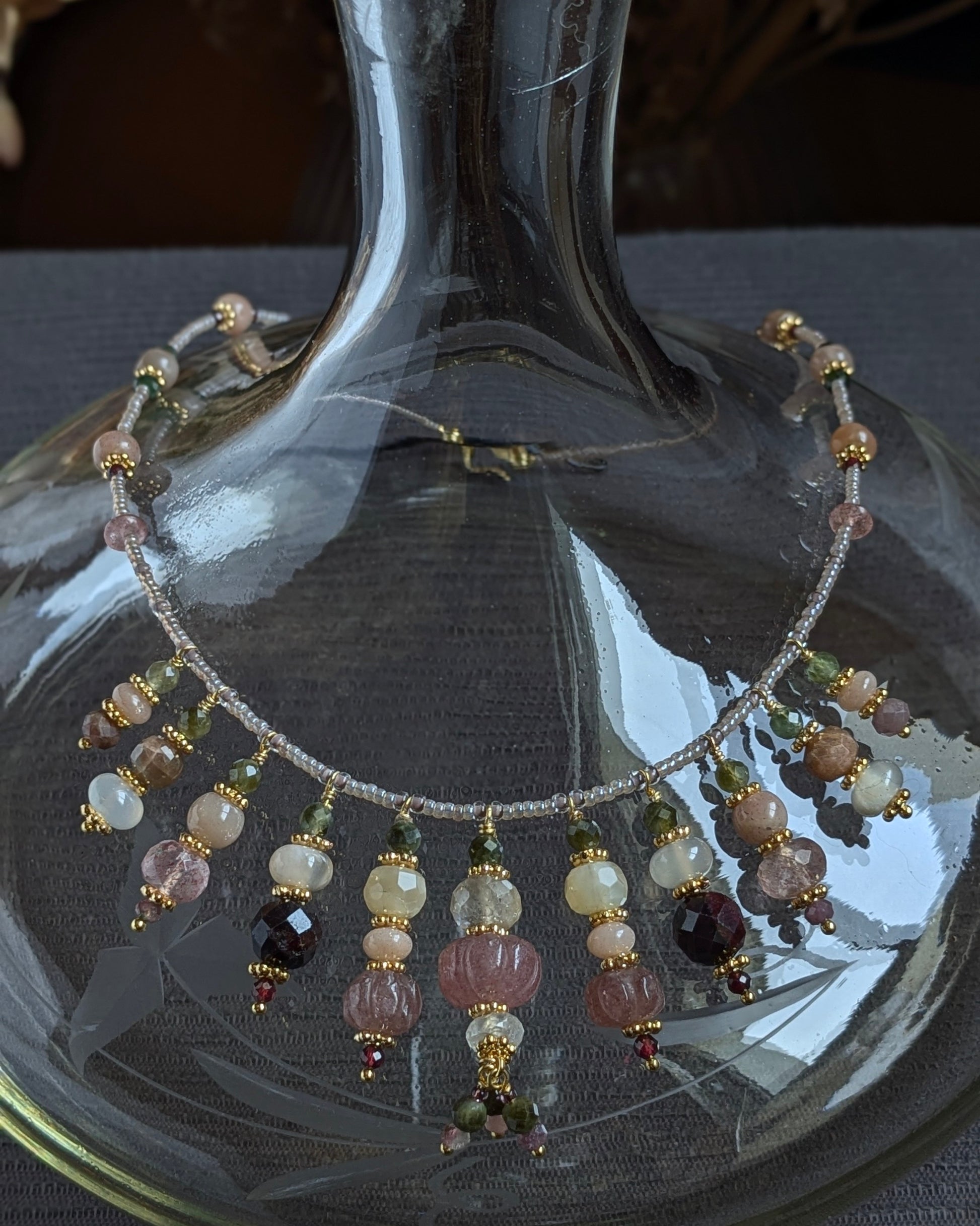 Ras de cou Kaivani de 45 cm avec breloques en pierres naturelles et rocailles japonaises.