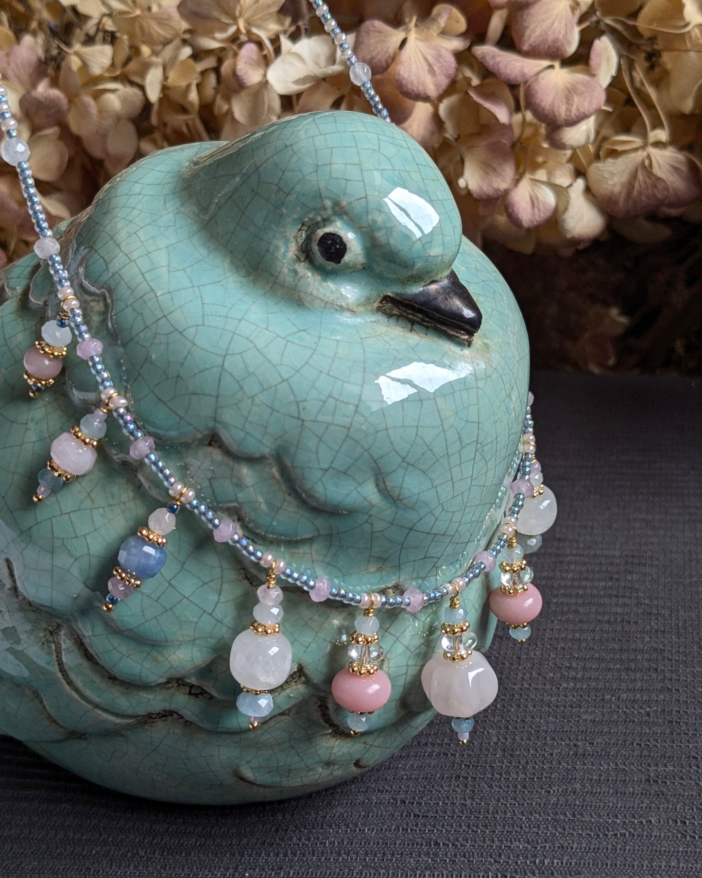 Collier Tanisha en aigue-marine, quartz rose et jade mauve, un bijou aux nuances d'océan.