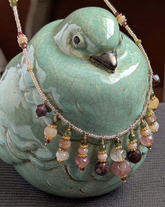 as de cou Lavisha 45 cm en rocailles japonaises, breloques dansantes en quartz fraise sculpté, quartz rutile doré, agate sakura, tourmaline verte, pierre de lune pêche et grenat, bijou artisanal précieux et sophistiqué.