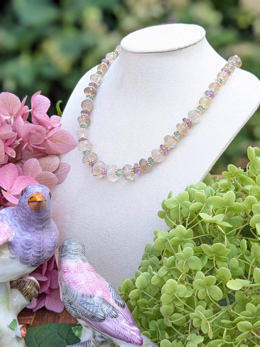 Collier Mehak en quartz rutile doré, améthyste sculptée et apatite pastel, laiton plaqué or 18kt – Pièce unique