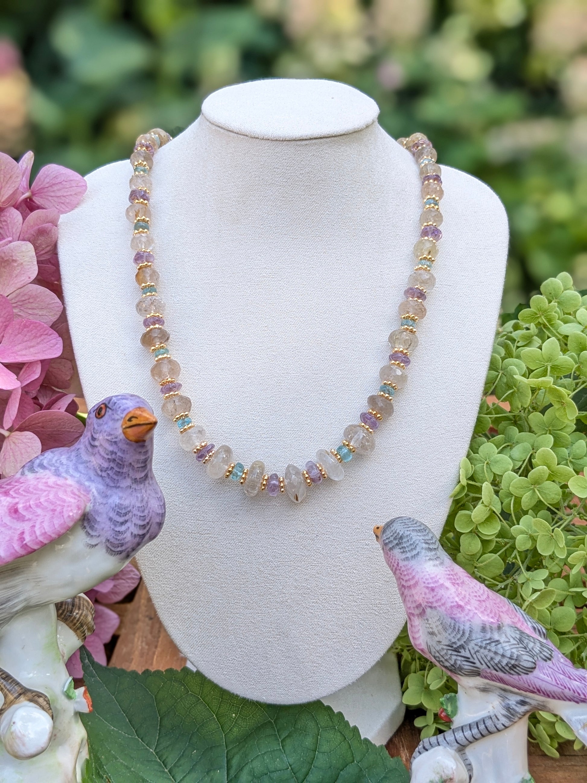 Bijou Mehak : quartz rutile lisse et facetté, melons d’améthyste claire, rondelles d’apatite – Fermoir magnétique