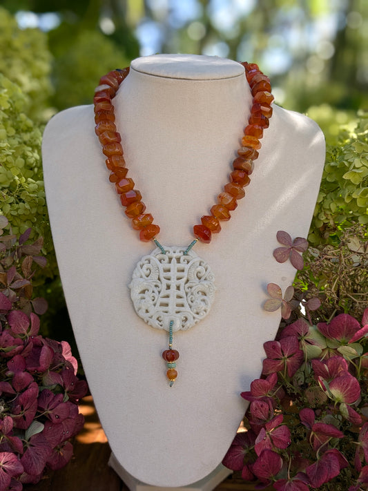 Collier talisman en jade blanc avec carpes chinoises et symbole du Double Bonheur, orné de cornaline
