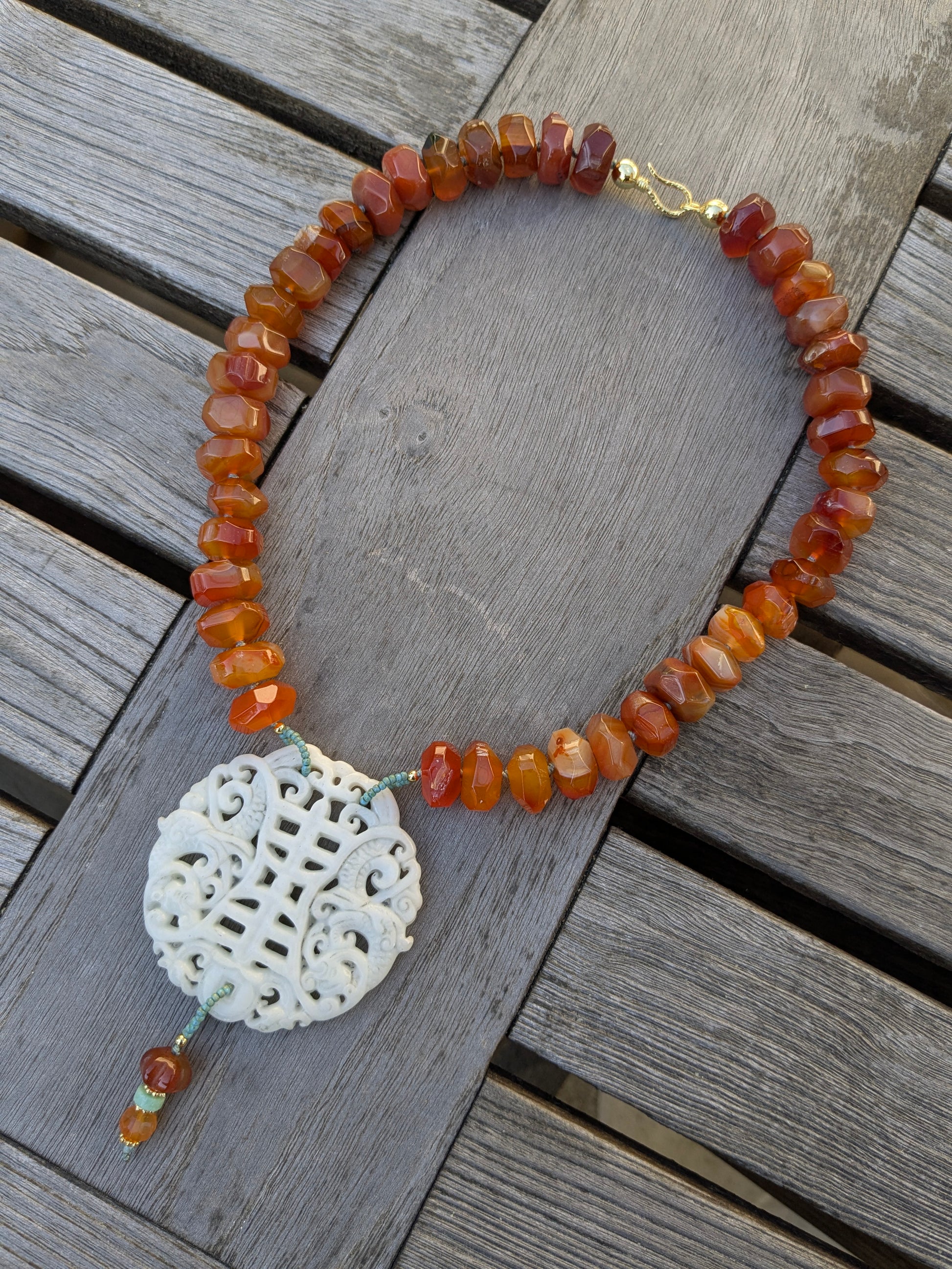 Collier talisman en jade blanc avec carpes chinoises et symbole du Double Bonheur, orné de cornaline
