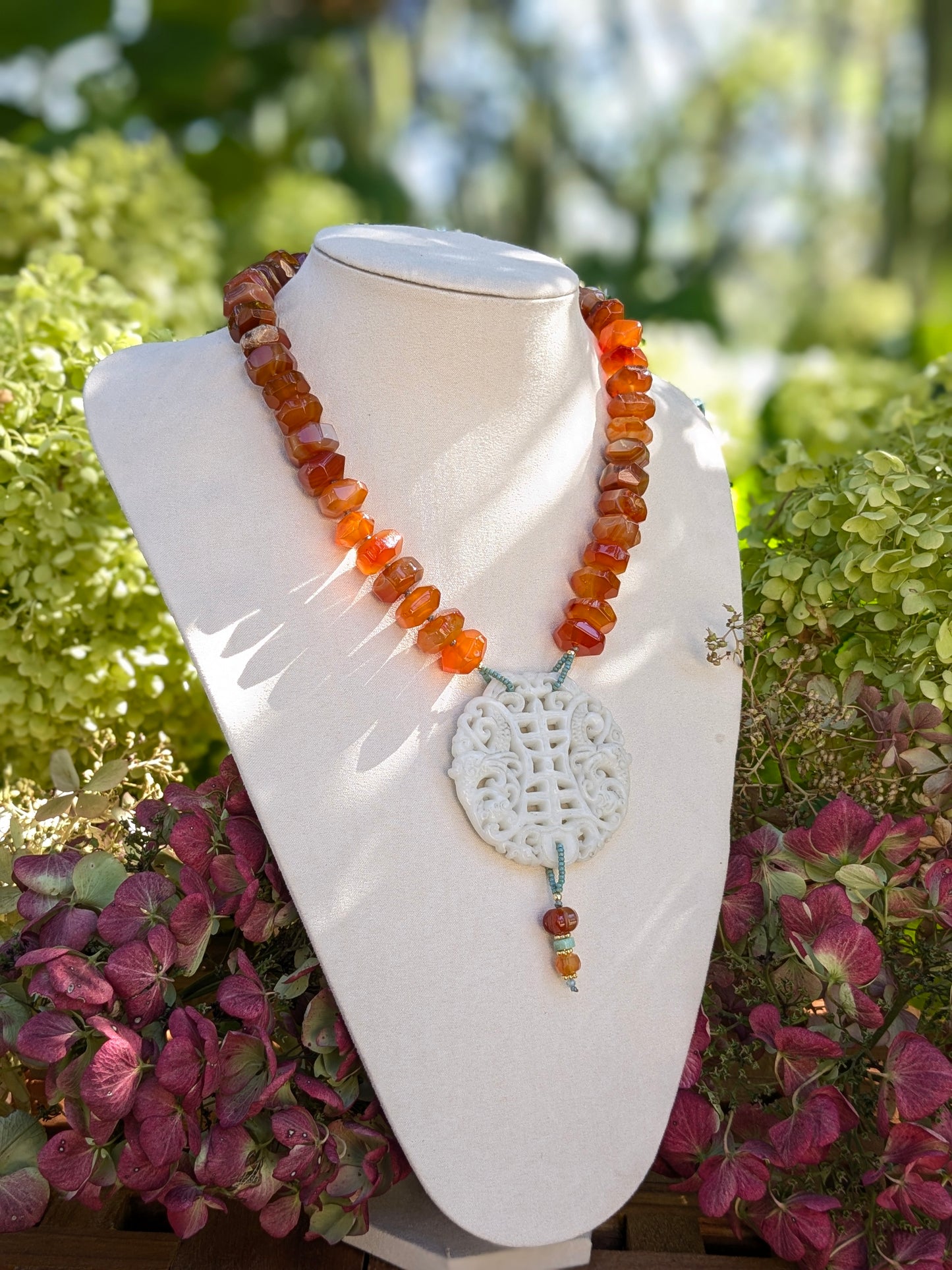 Collier talisman en jade blanc avec carpes chinoises et symbole du Double Bonheur, orné de cornaline