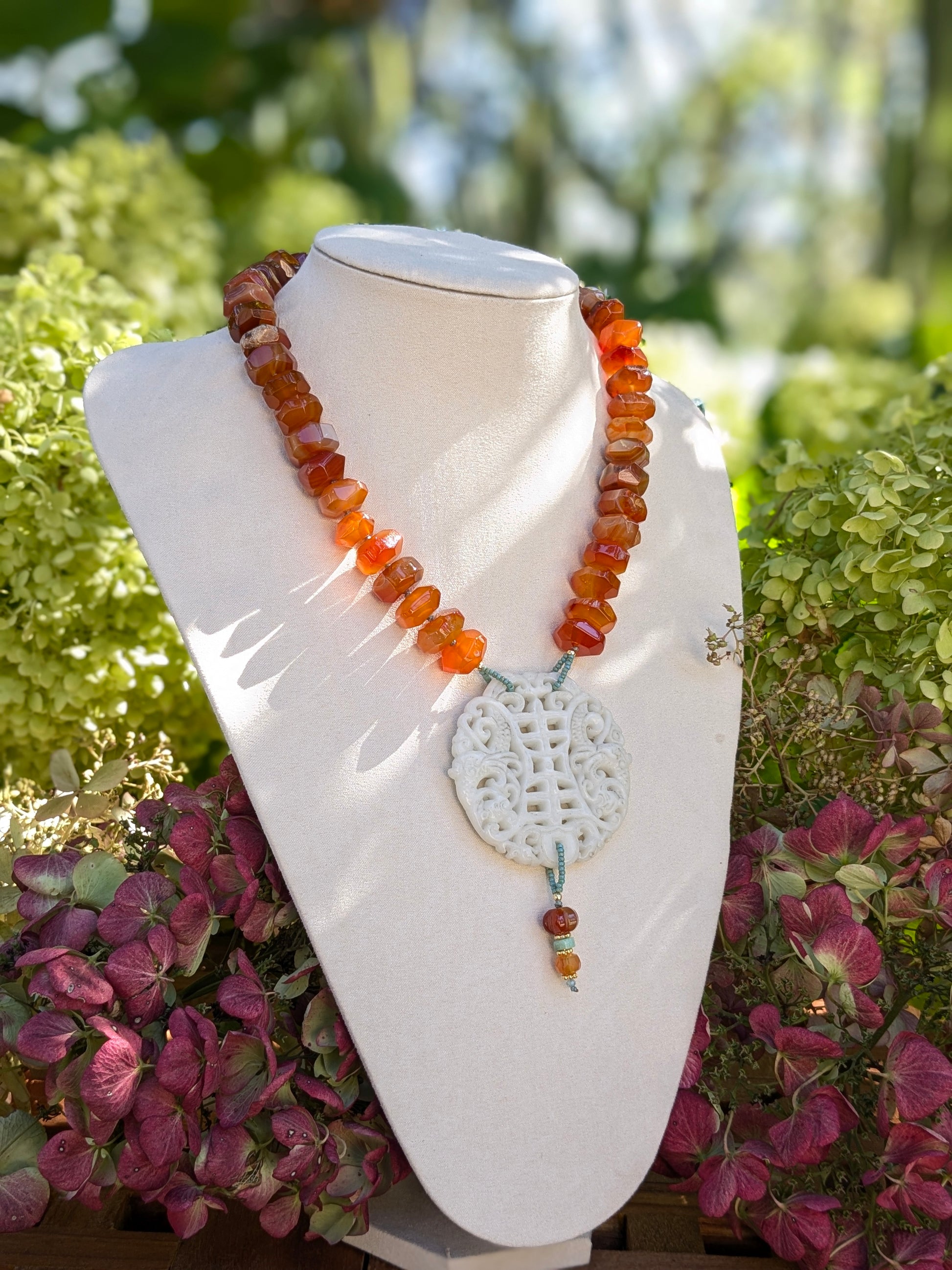 Collier talisman en jade blanc avec carpes chinoises et symbole du Double Bonheur, orné de cornaline