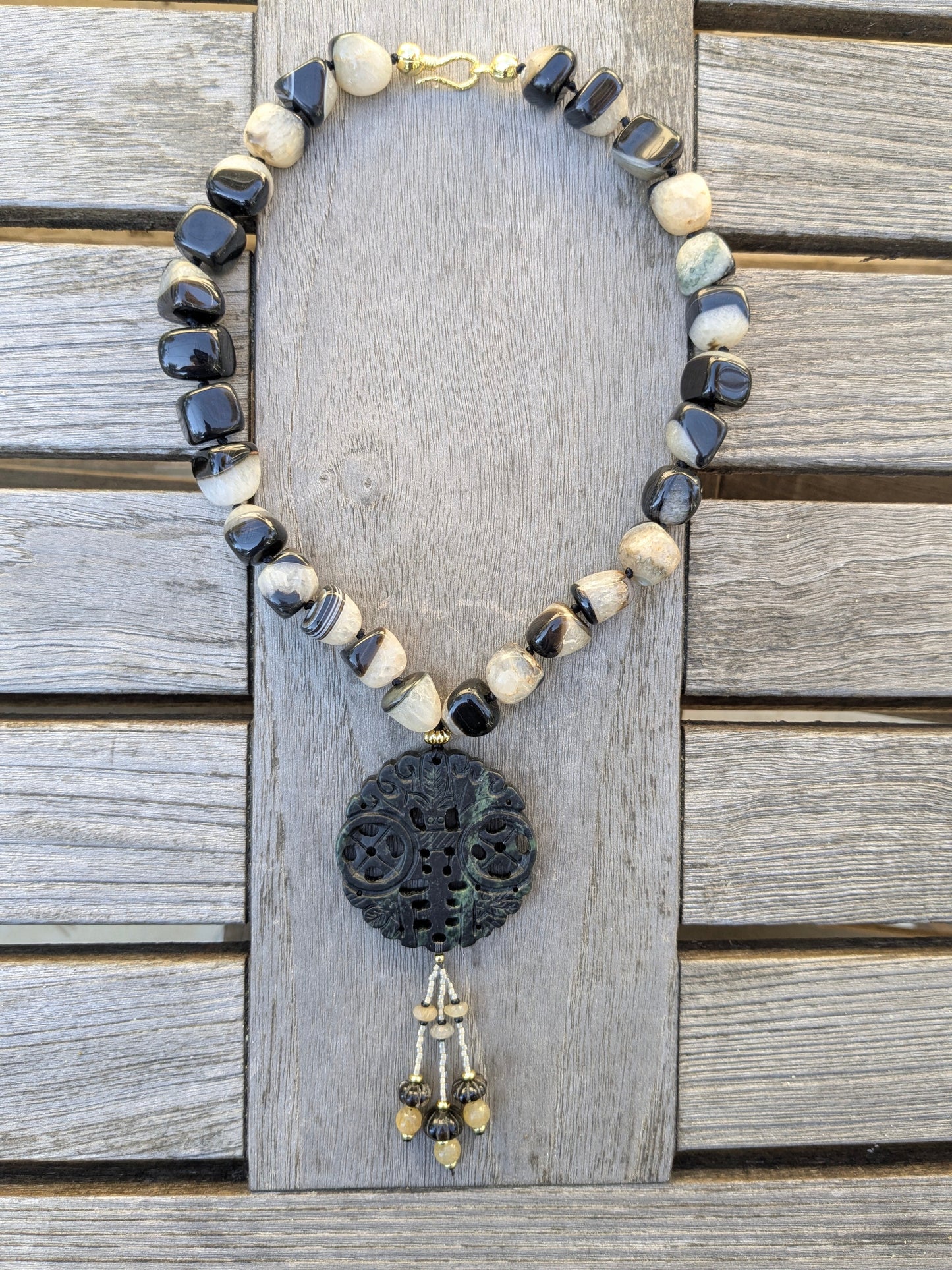 Collier en agate druzy noire et blanche avec médaillon noir sculpté de chauves-souris et pièces de monnaie, orné de pendentifs en quartz fumé et quartz rutile doré