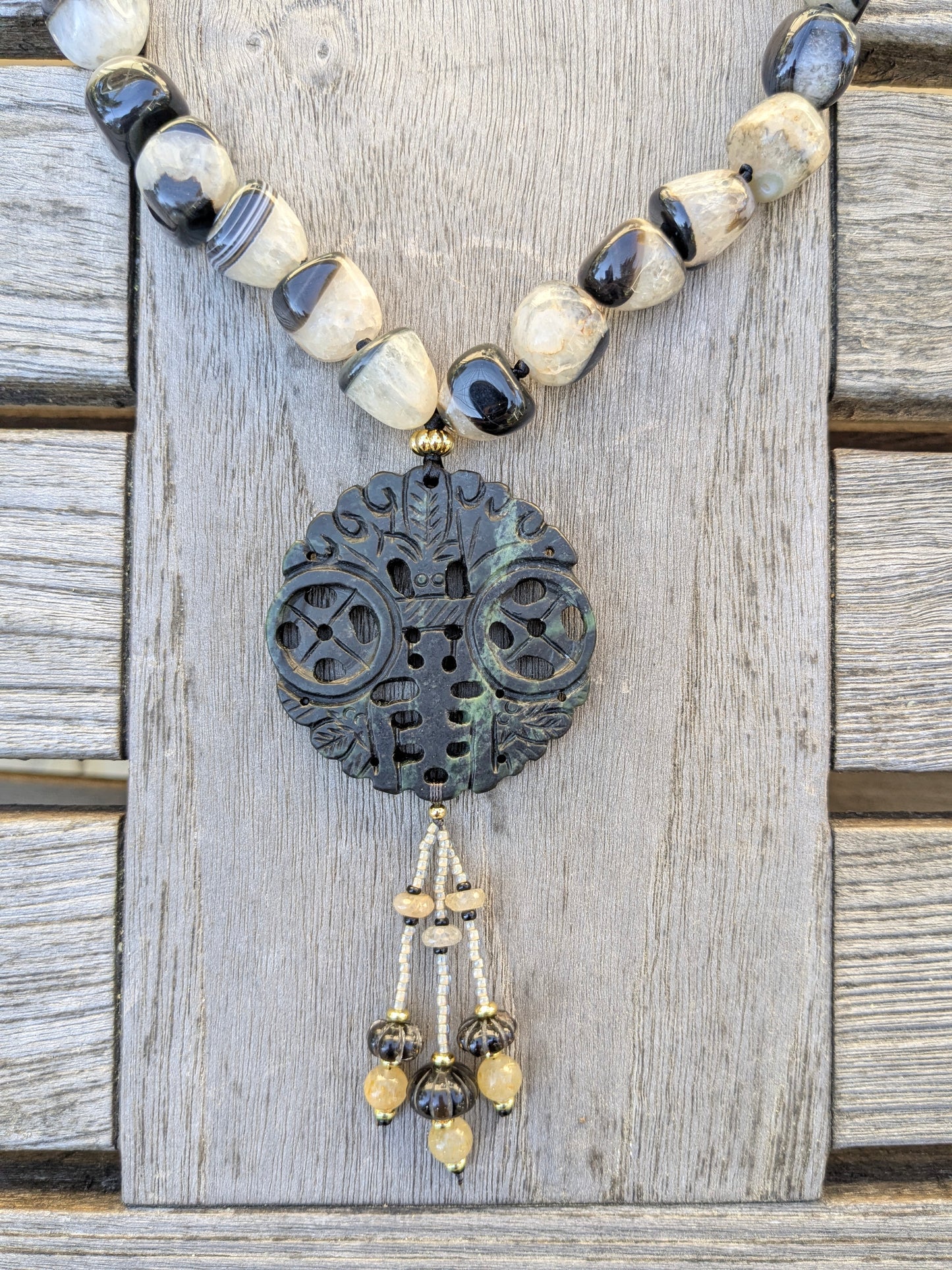 Collier en agate druzy noire et blanche avec médaillon noir sculpté de chauves-souris et pièces de monnaie, orné de pendentifs en quartz fumé et quartz rutile doré