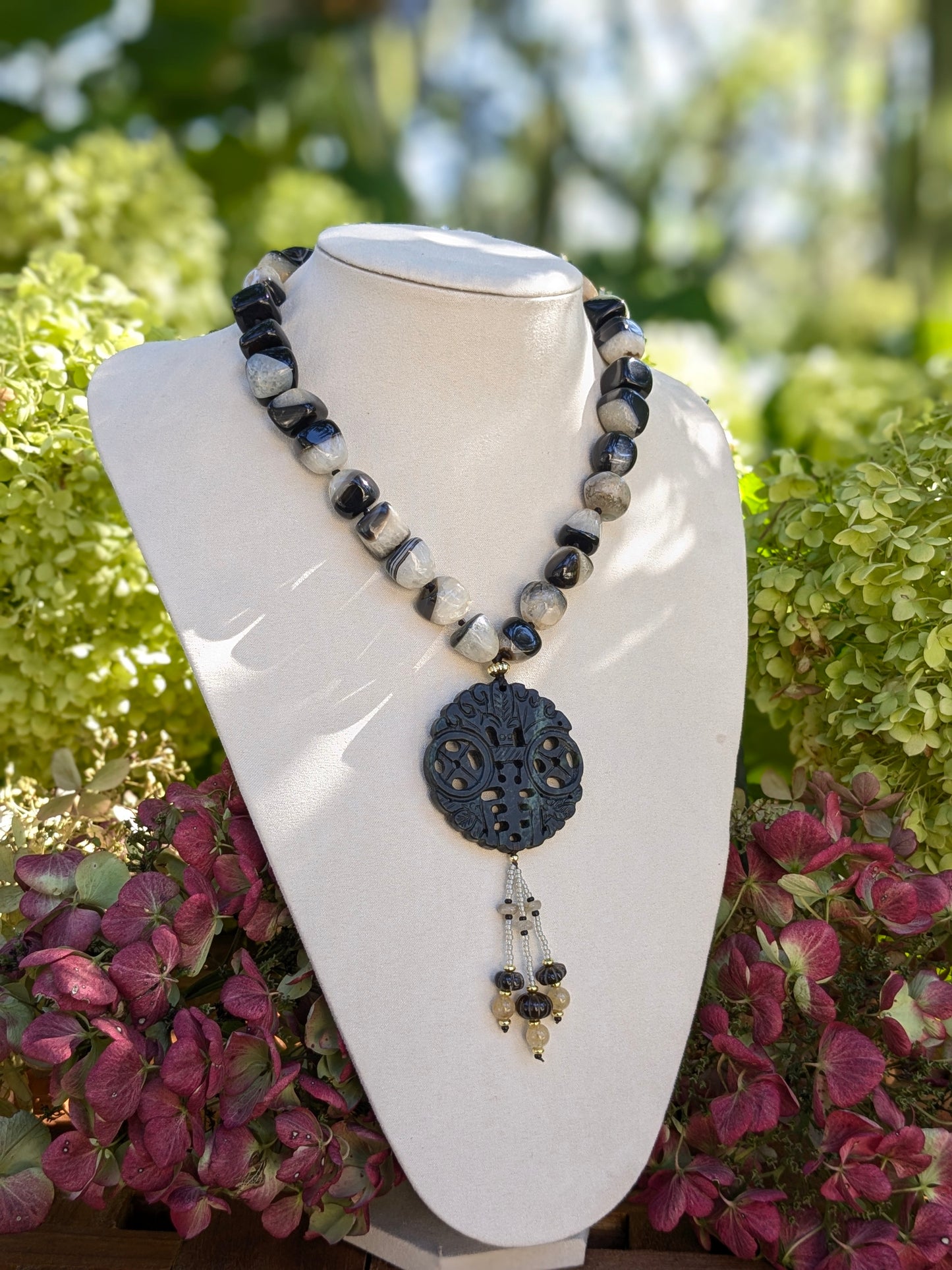 Collier en agate druzy noire et blanche avec médaillon noir sculpté de chauves-souris et pièces de monnaie, orné de pendentifs en quartz fumé et quartz rutile doré