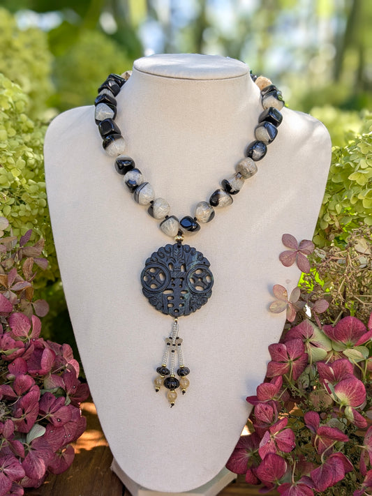Collier en agate druzy noire et blanche avec médaillon noir sculpté de chauves-souris et pièces de monnaie, orné de pendentifs en quartz fumé et quartz rutile doré