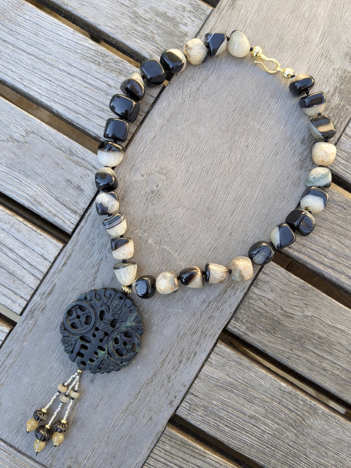 Collier en agate druzy noire et blanche avec médaillon noir sculpté de chauves-souris et pièces de monnaie, orné de pendentifs en quartz fumé et quartz rutile doré
