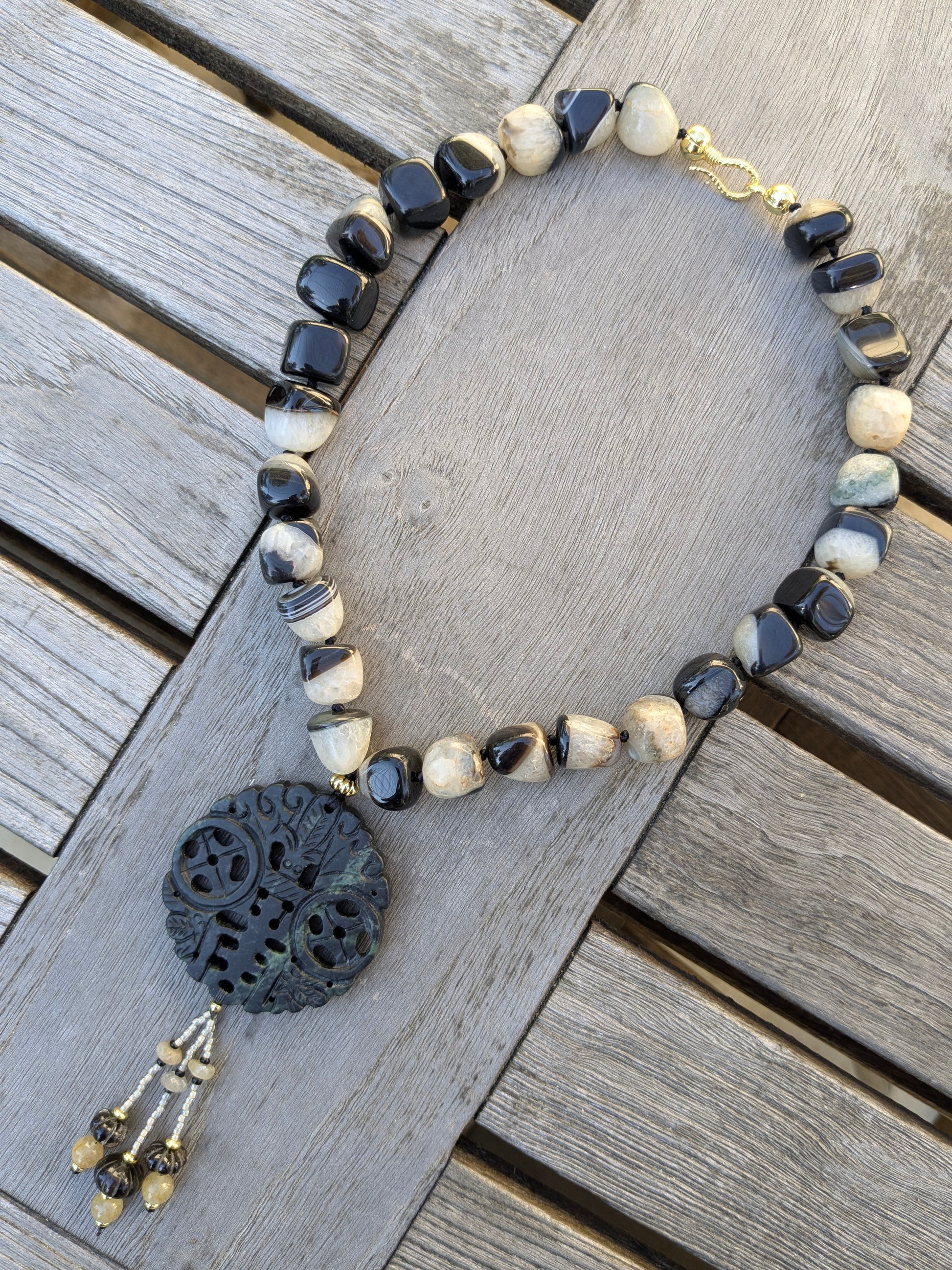 Collier en agate druzy noire et blanche avec médaillon noir sculpté de chauves-souris et pièces de monnaie, orné de pendentifs en quartz fumé et quartz rutile doré