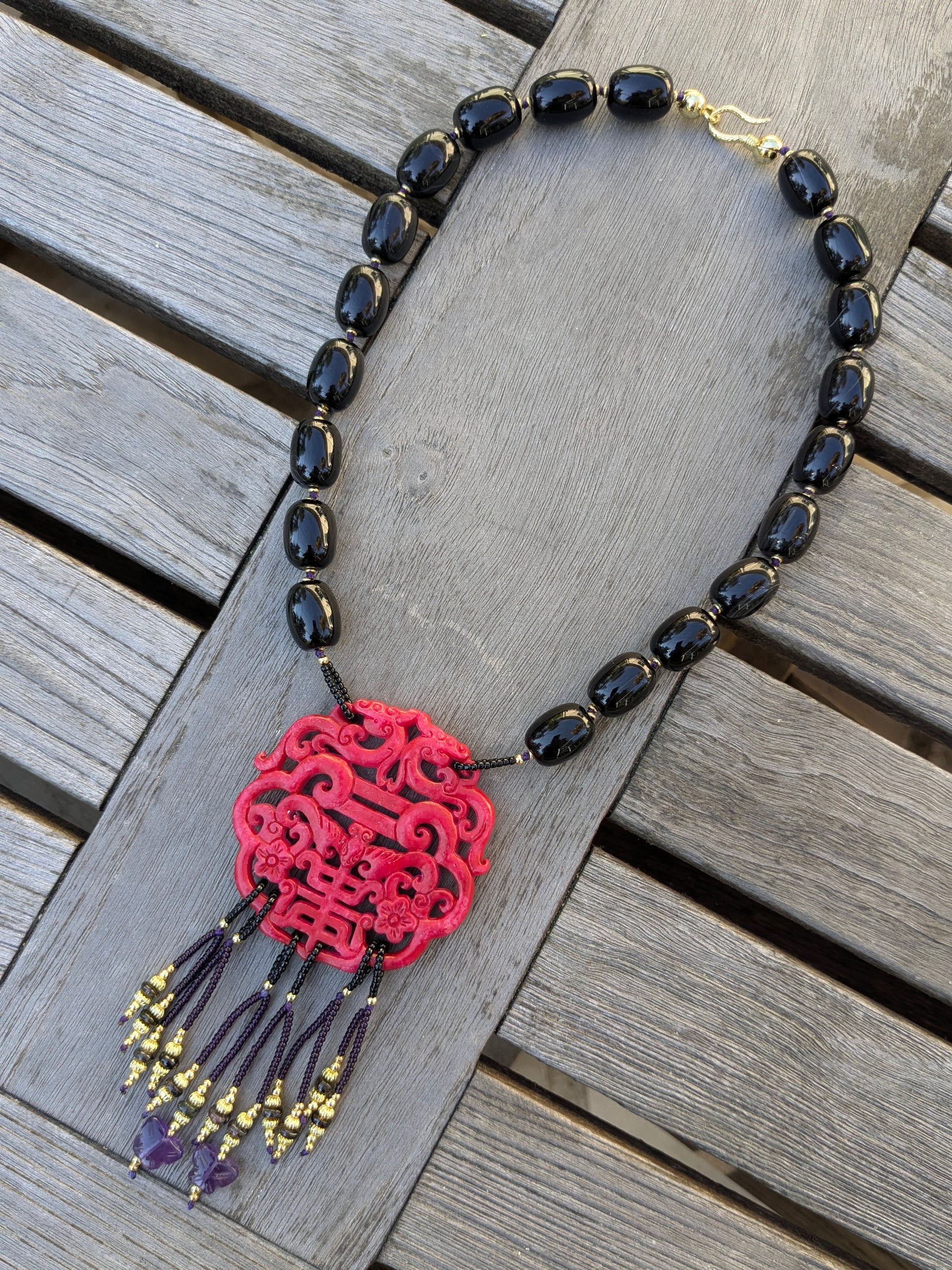 Collier en onyx avec médaillon en jade rouge sculpté de chauves-souris et dragons, orné de pendentifs en rocailles Miyuki, tourmalines et papillons d’améthyste