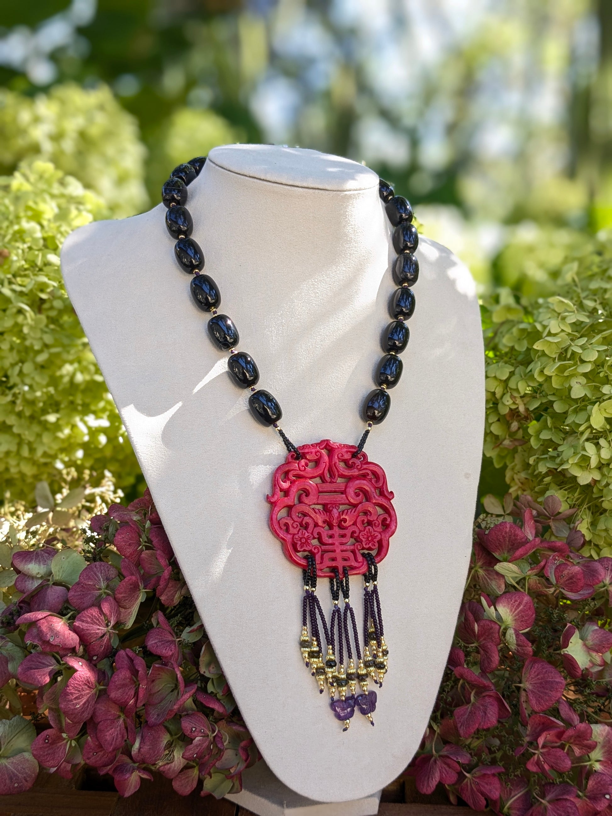 Collier en onyx avec médaillon en jade rouge sculpté de chauves-souris et dragons, orné de pendentifs en rocailles Miyuki, tourmalines et papillons d’améthyste