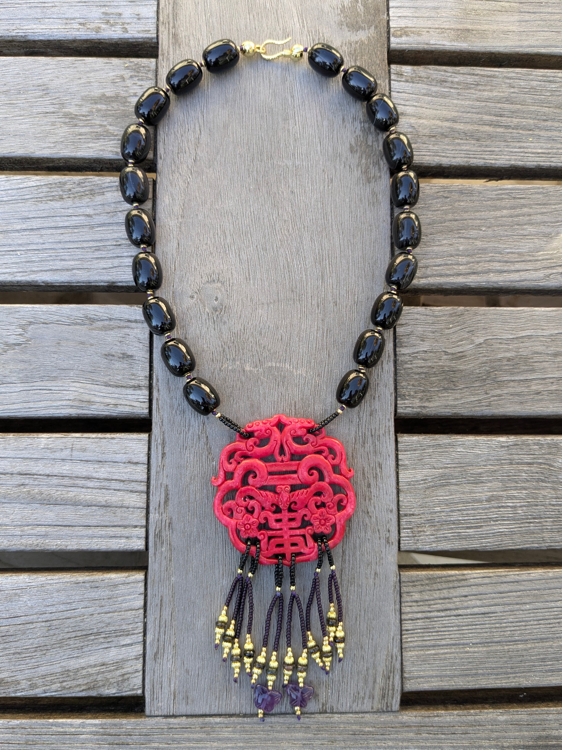 Collier en onyx avec médaillon en jade rouge sculpté de chauves-souris et dragons, orné de pendentifs en rocailles Miyuki, tourmalines et papillons d’améthyste