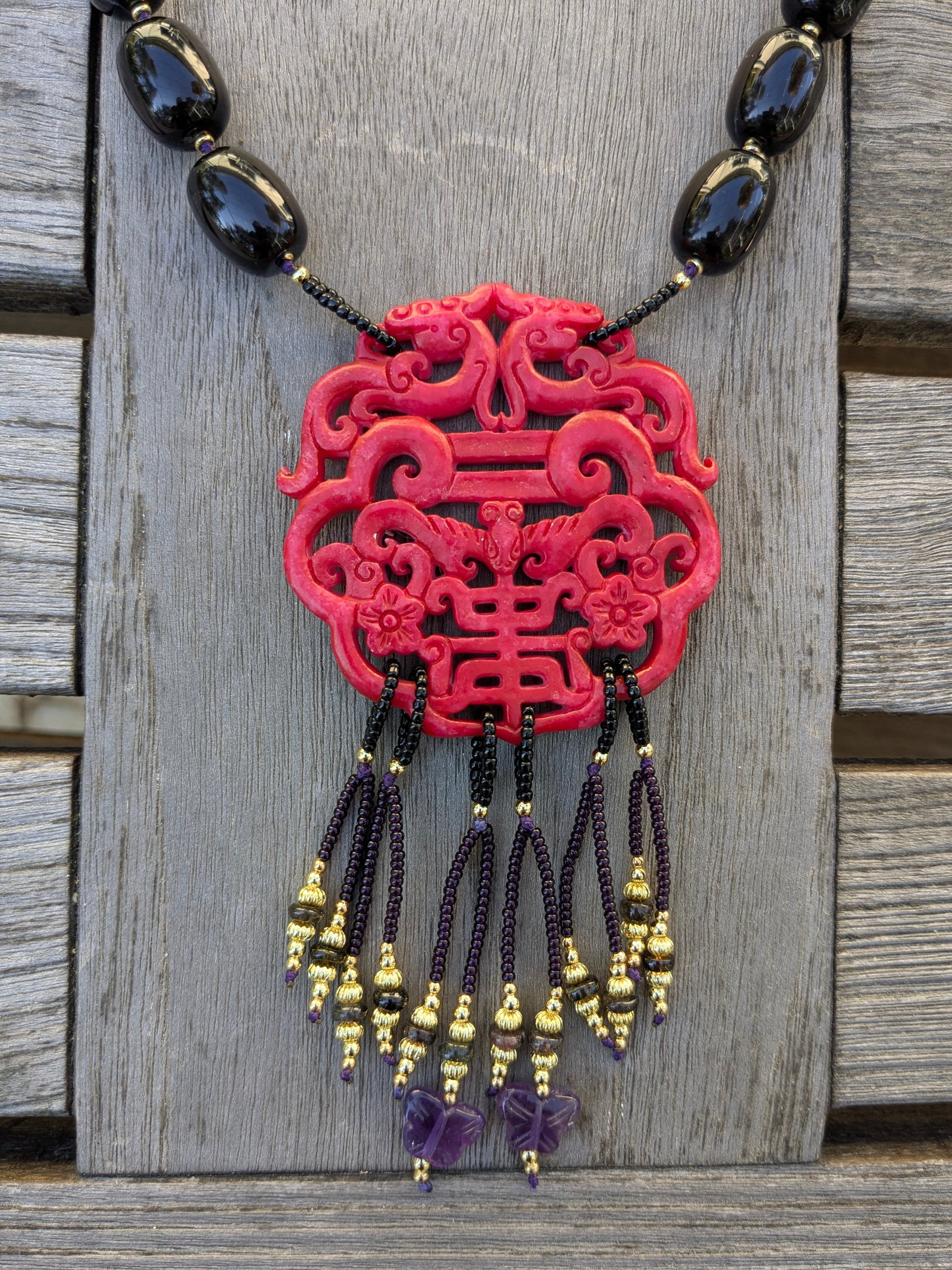 Collier en onyx avec médaillon en jade rouge sculpté de chauves-souris et dragons, orné de pendentifs en rocailles Miyuki, tourmalines et papillons d’améthyste