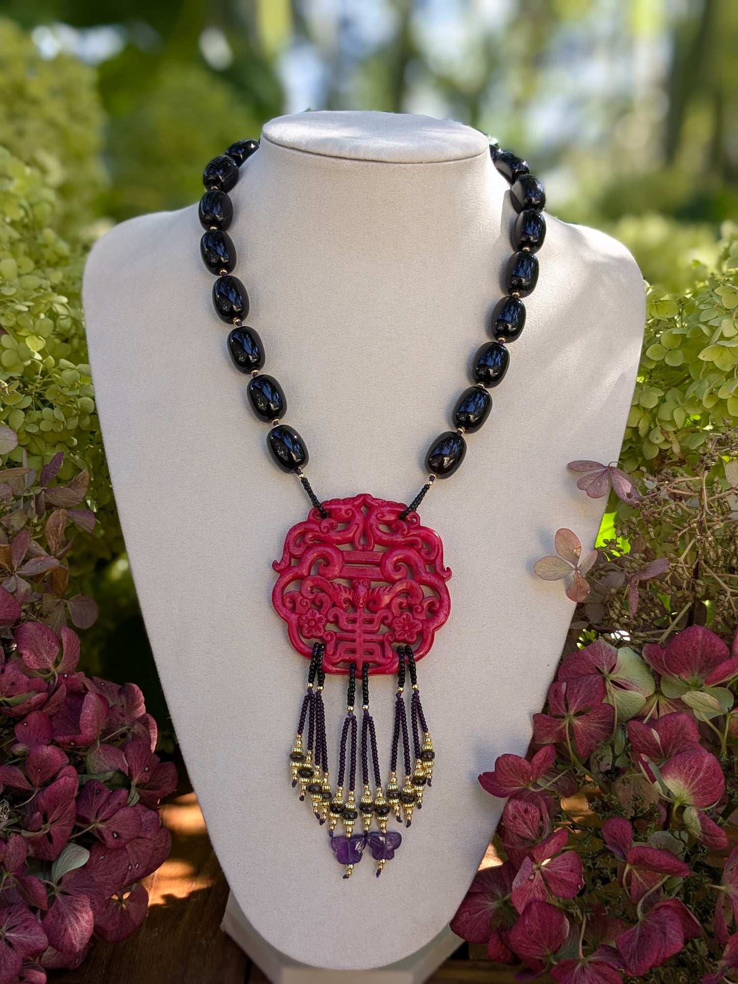 Collier en onyx avec médaillon en jade rouge sculpté de chauves-souris et dragons, orné de pendentifs en rocailles Miyuki, tourmalines et papillons d’améthyste