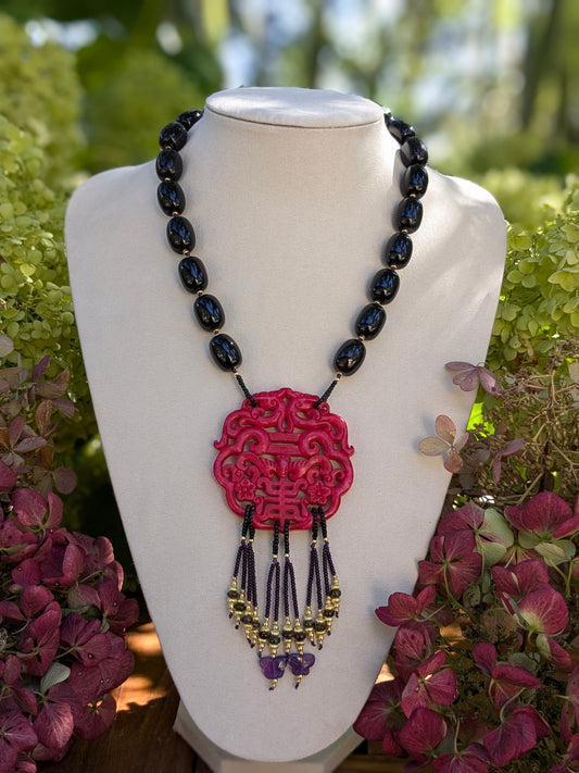 Collier en onyx avec médaillon en jade rouge sculpté de chauves-souris et dragons, orné de pendentifs en rocailles Miyuki, tourmalines et papillons d’améthyste