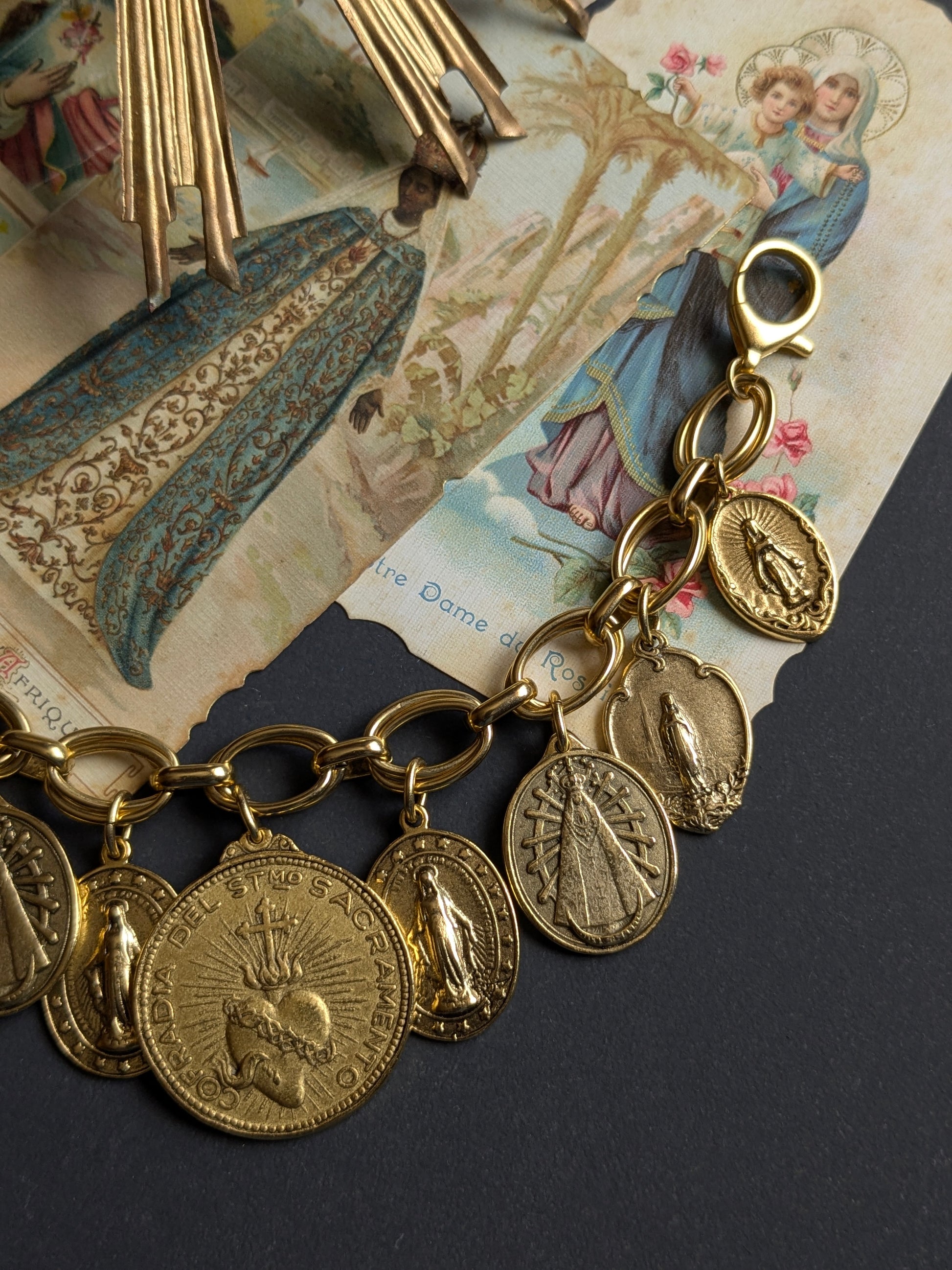 Détail du verso anges en adoration devant l'ostensoir, bracelet Inquietum Mudra.