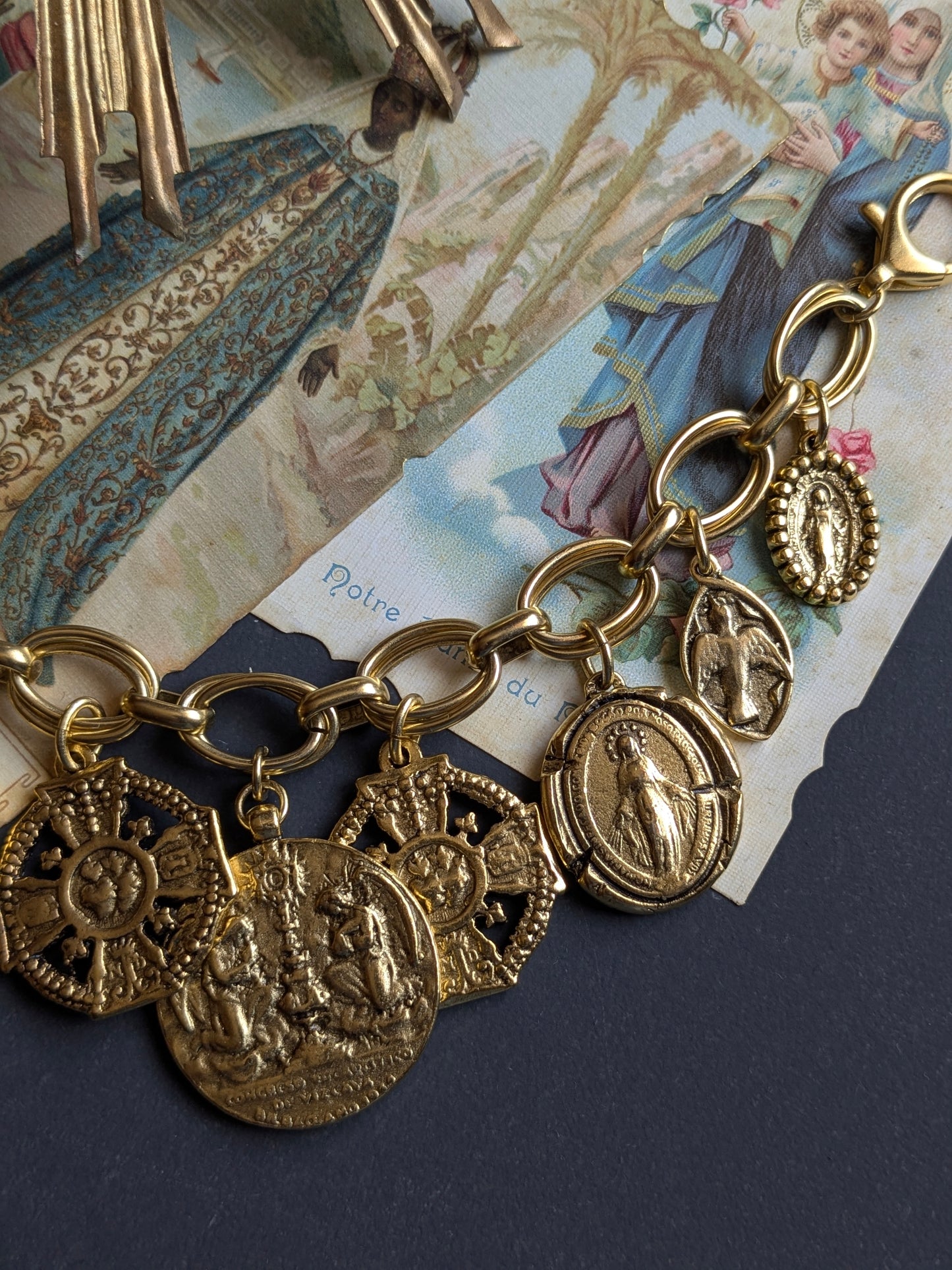 Détail du verso cerf et palmier de la médaille XL, bracelet Sitio Mudra.